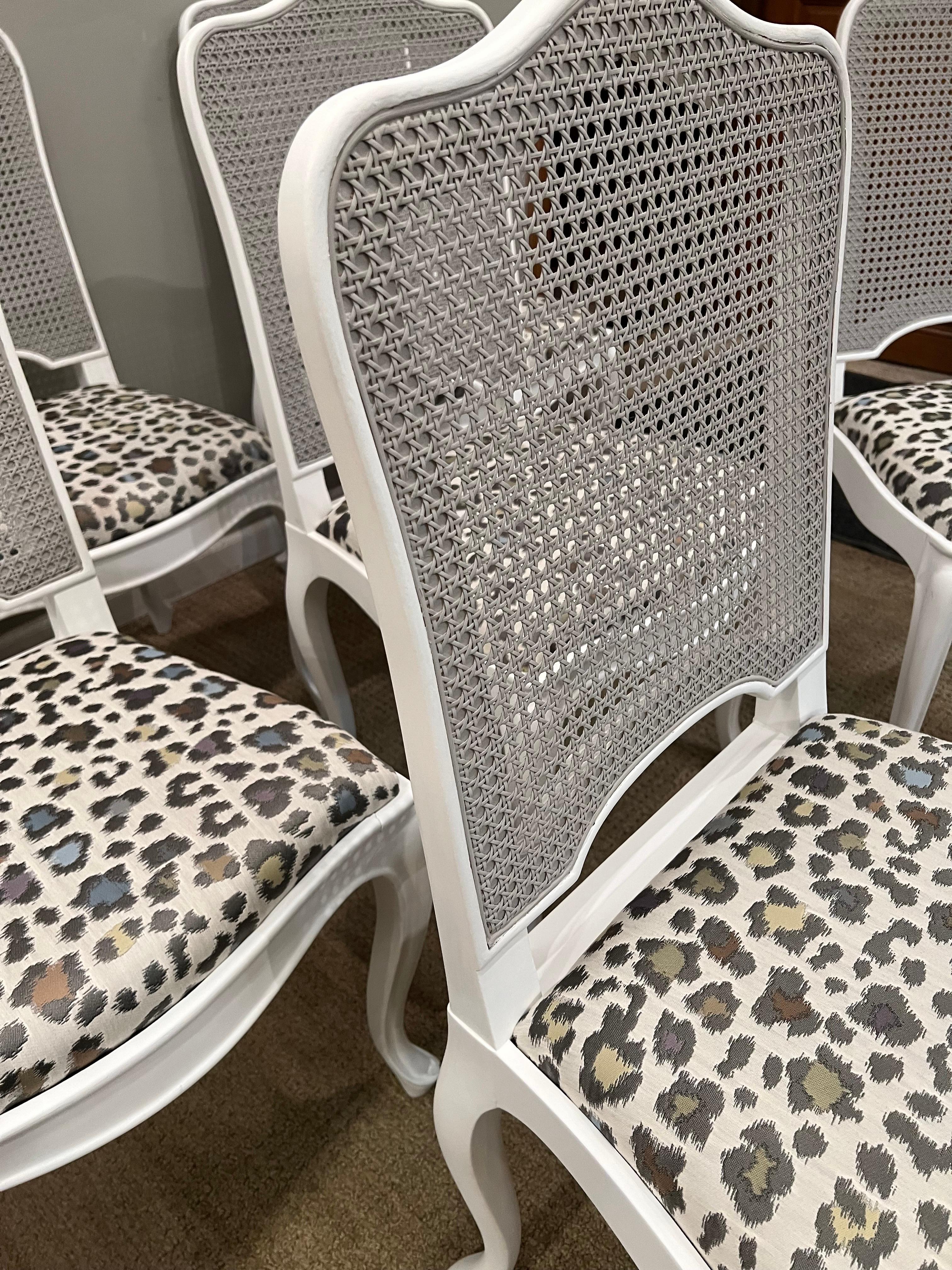 20ième siècle Huit chaises de salle à manger de style Louis XV à dossier canné avec sièges coulissants en vente
