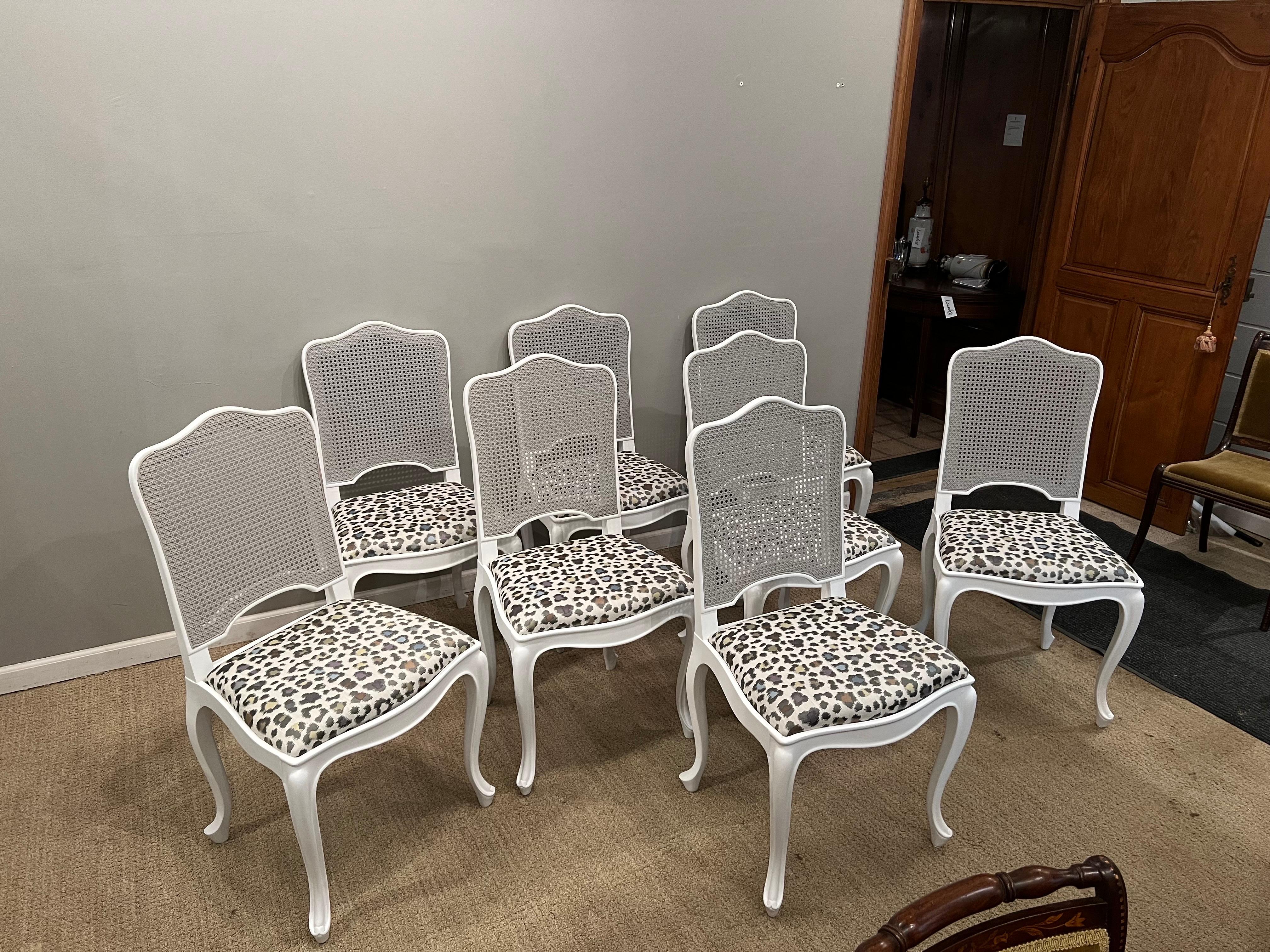 Canne Huit chaises de salle à manger de style Louis XV à dossier canné avec sièges coulissants en vente