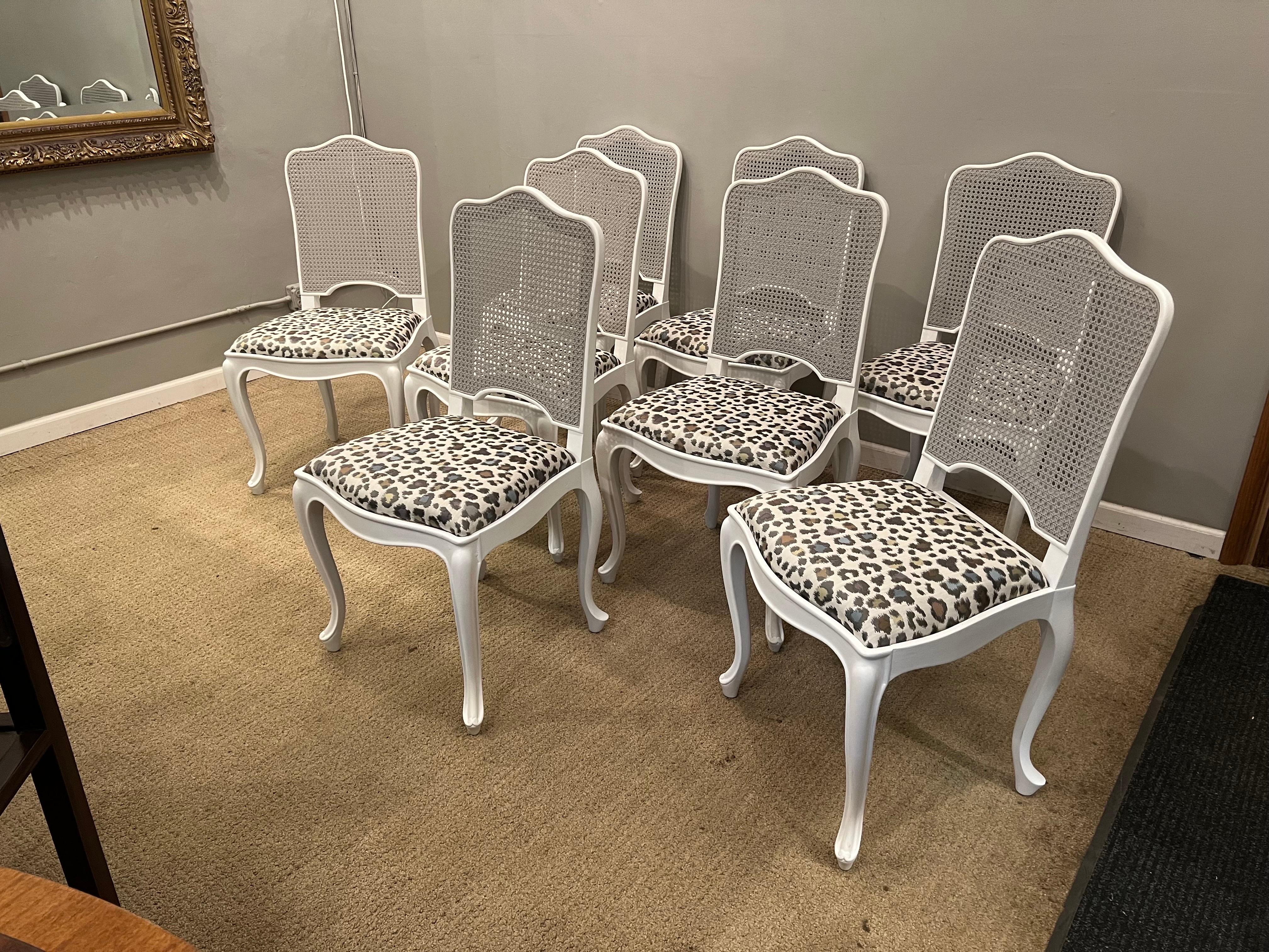 Huit chaises de salle à manger de style Louis XV à dossier canné avec sièges coulissants en vente 2