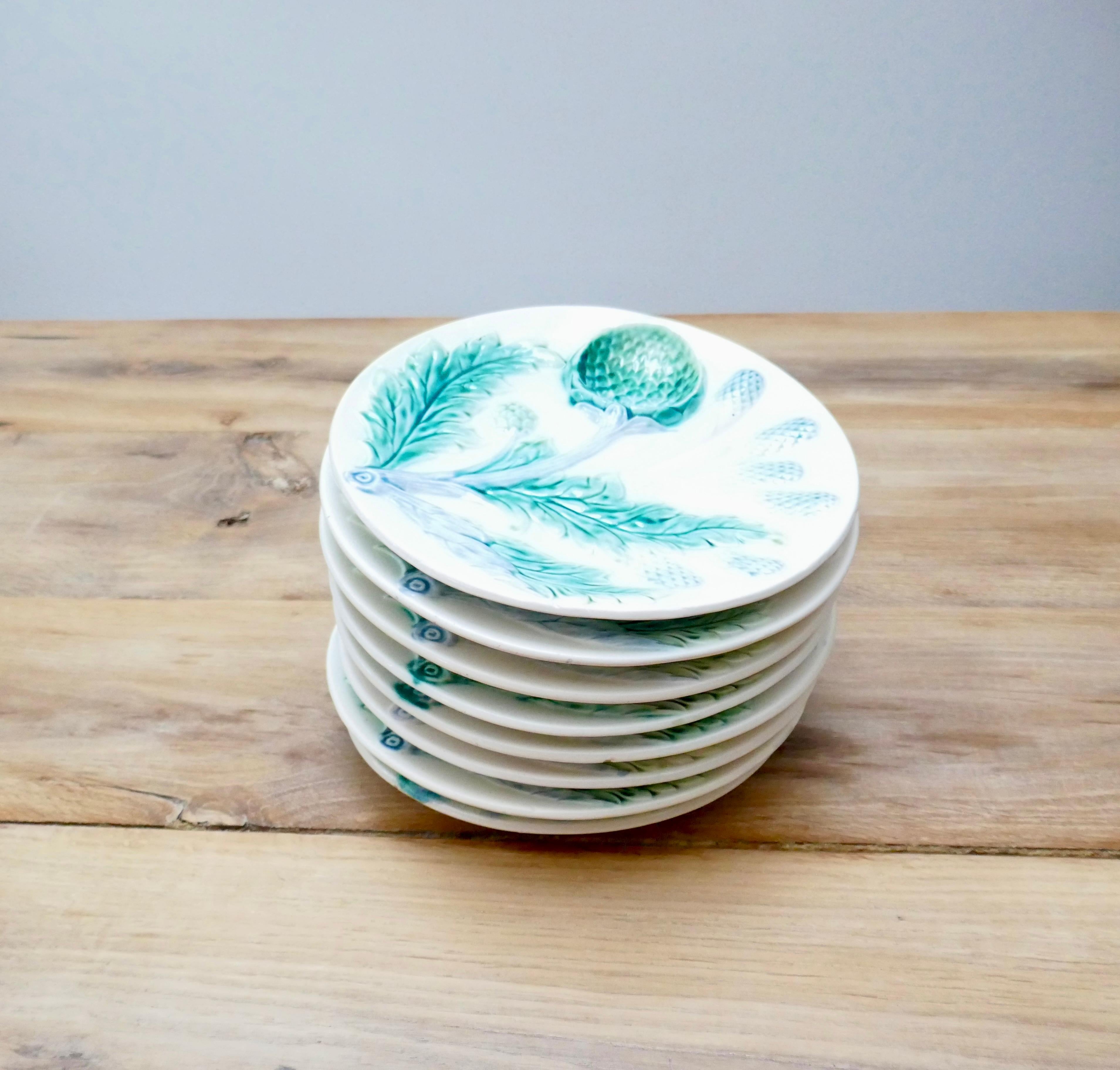 La majolique de Lunéville est connue pour ses couleurs vives, notamment le turquoise et le vert. La poterie a produit une variété étonnante d'assiettes, de plats et de soupières à asperges et à artichauts dans de multiples motifs. On connaît