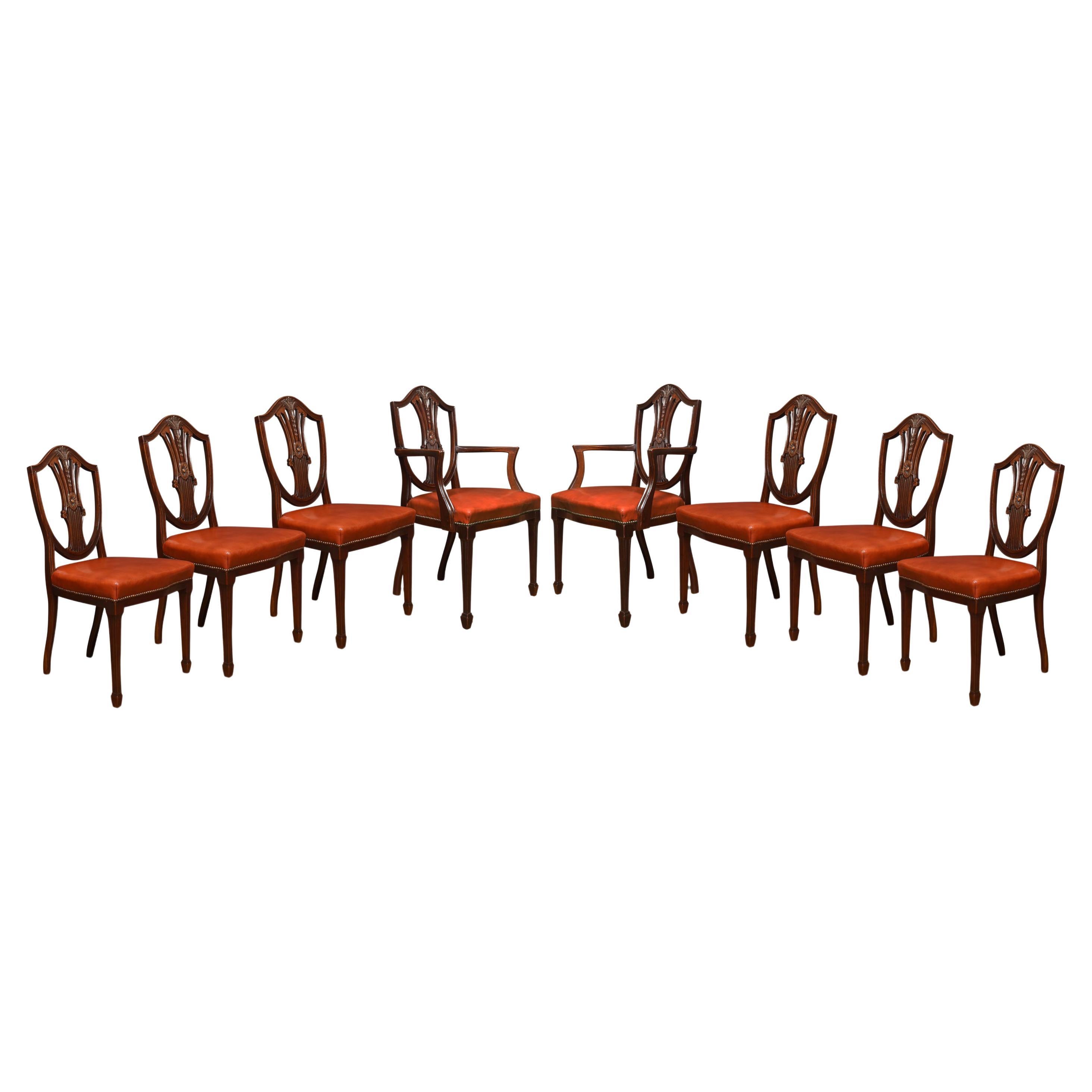 Huit chaises de salle à manger en acajou à dossier en forme de bouclier en vente