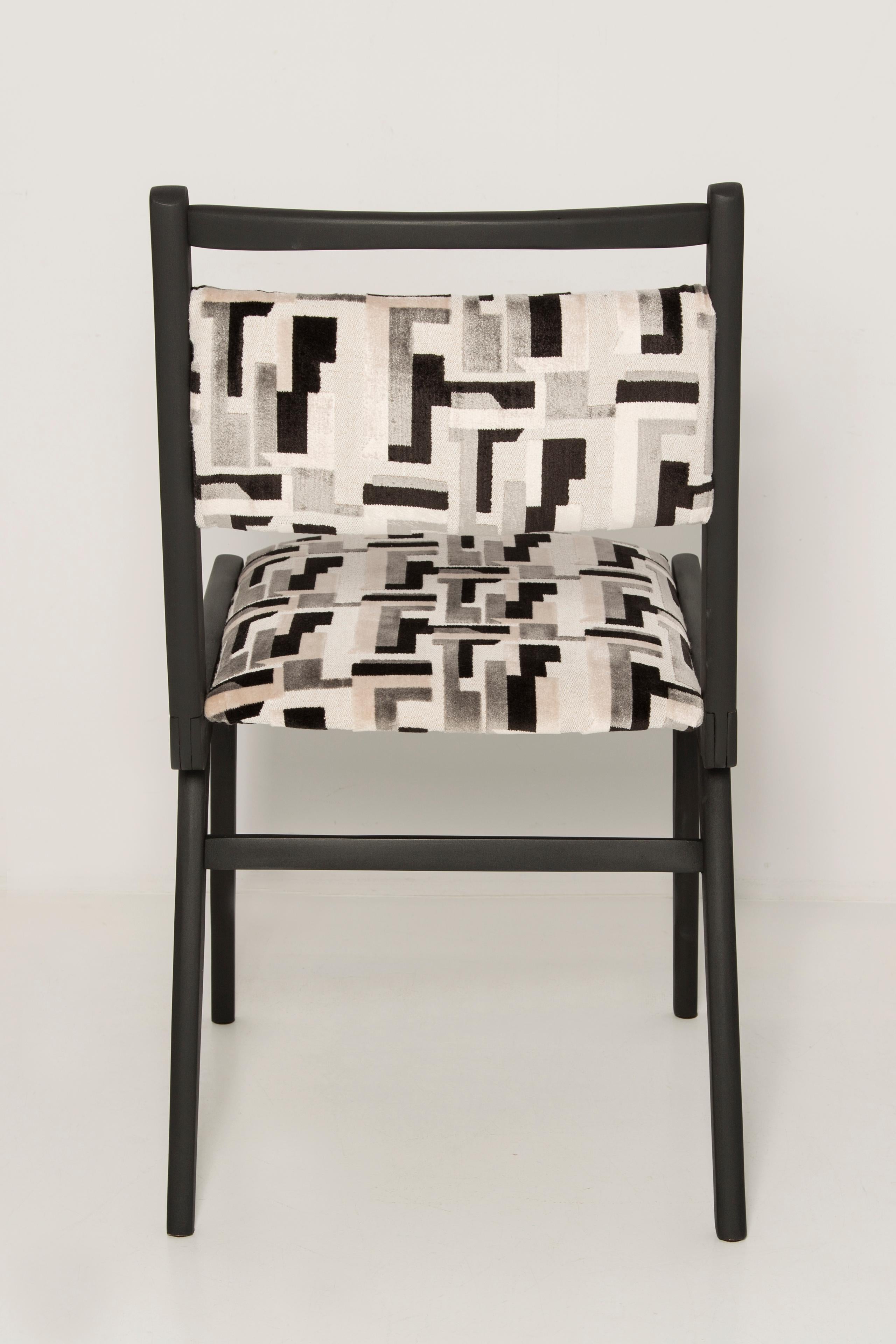 Eight Mid Century Black and White Velvet JAR Chairs, Poland, Europe, 1960s. In Excellent Condition For Sale In 05-080 Hornowek, PL