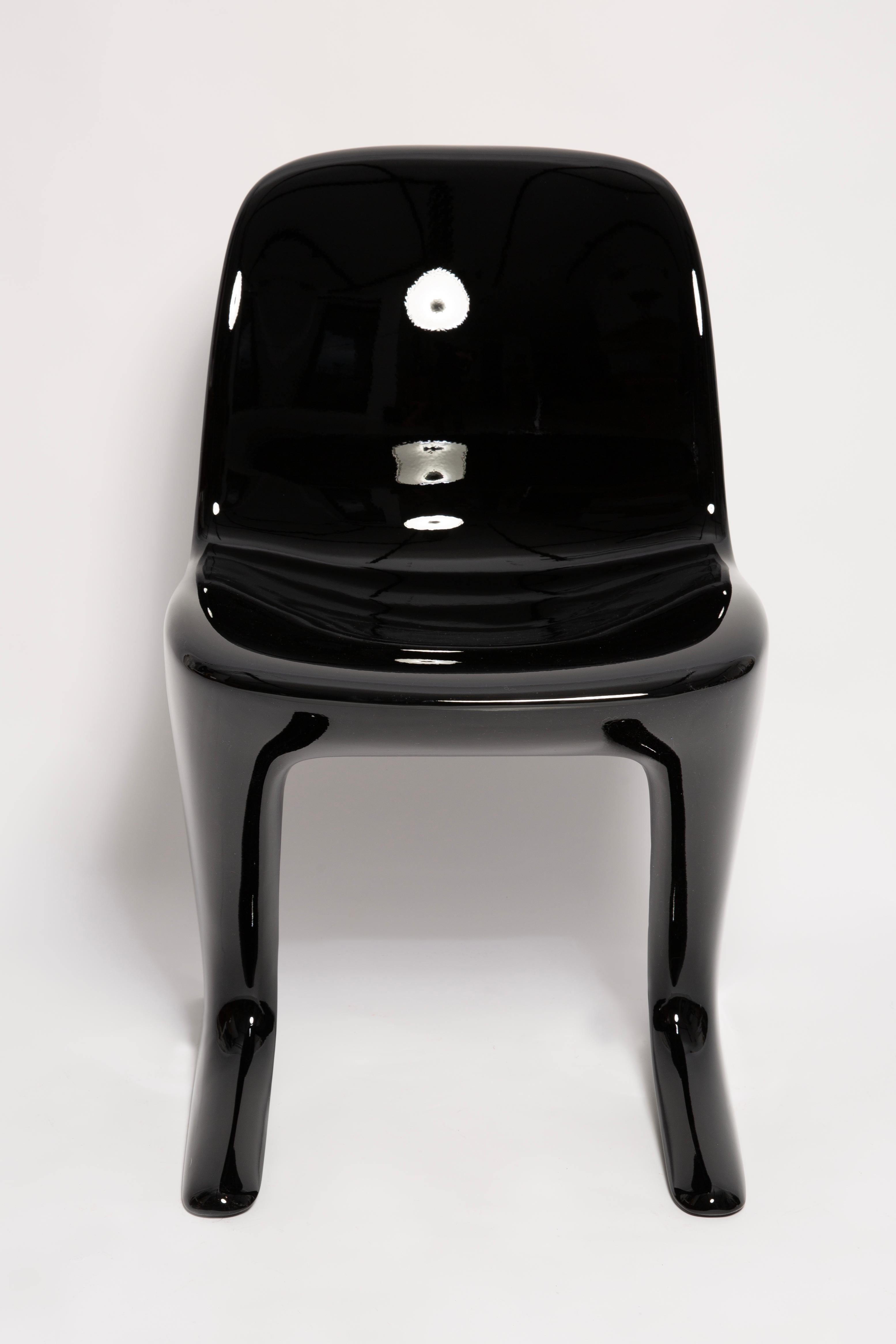 Allemand Huit chaises Kangourou noires du milieu du siècle, Design/One par Ernst Moeckl, Allemagne, années 1960 en vente