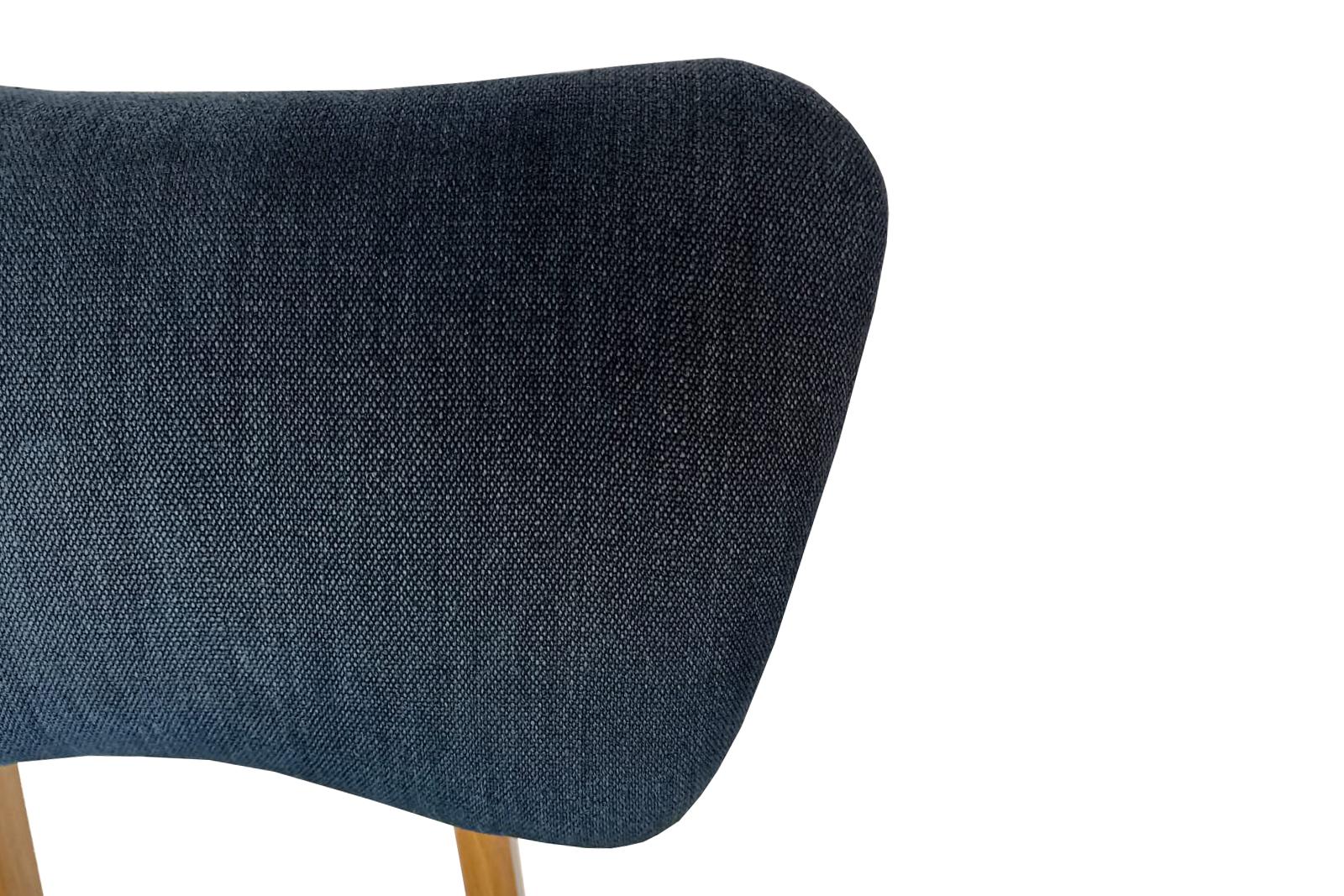 Acht Schmetterlingsstühle aus der Mitte des Jahrhunderts, Indigo Pierre Frey Leinen, Eichenholz, 1960 (Handgefertigt) im Angebot