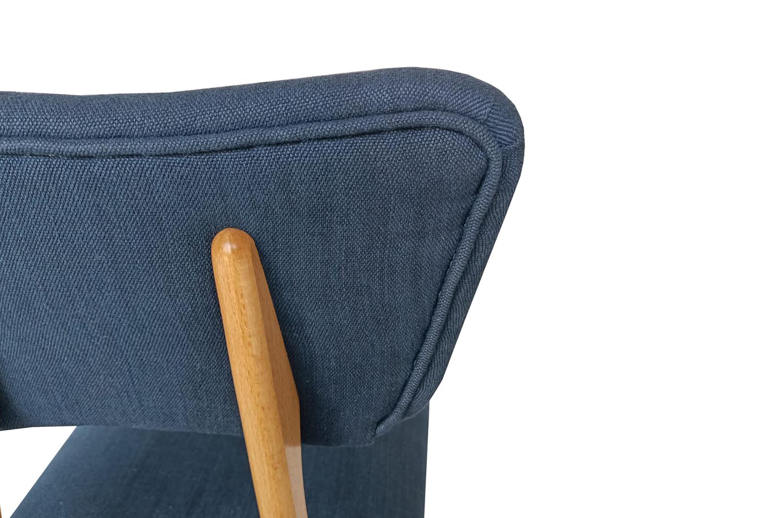 Acht Schmetterlingsstühle aus der Mitte des Jahrhunderts, Indigo Pierre Frey Leinen, Eichenholz, 1960 im Zustand „Hervorragend“ im Angebot in 05-080 Hornowek, PL