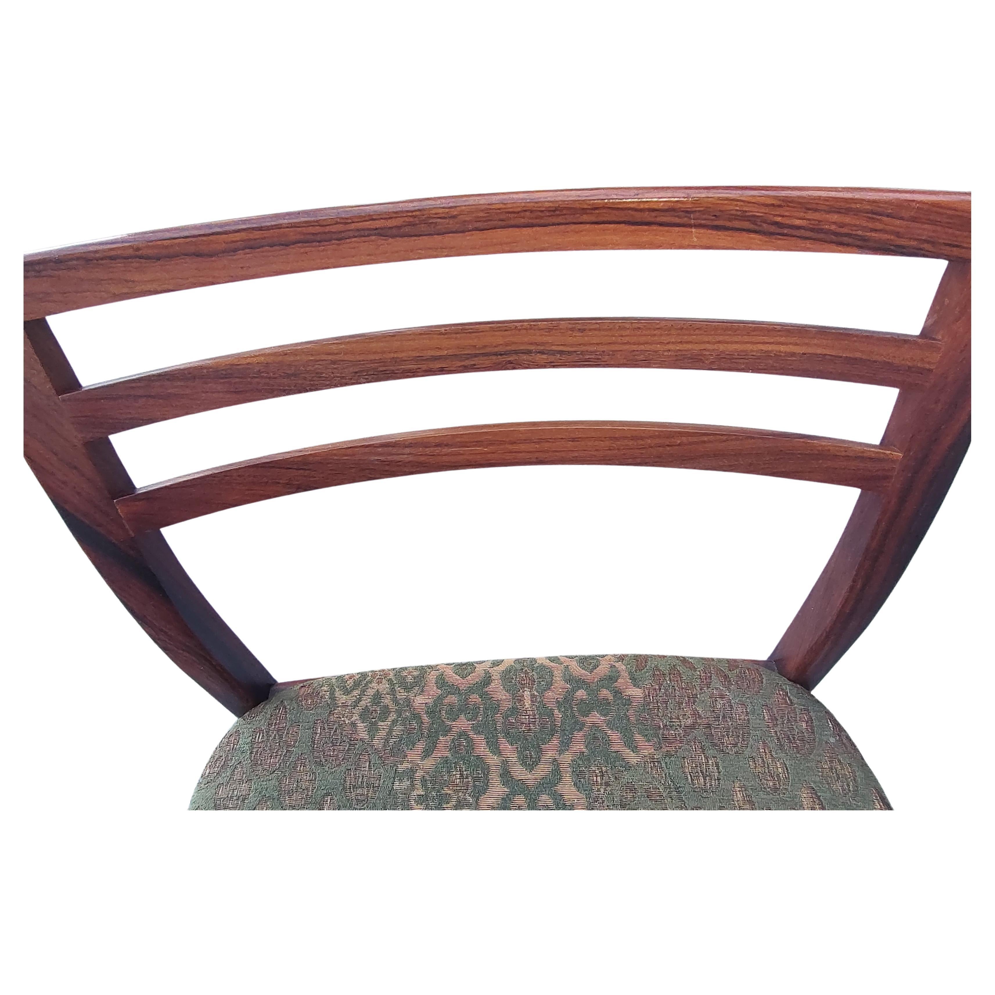 Fabuloso juego de 8 sillas de comedor con respaldo de escalera de palisandro, de Niels Otto Moeller. Espectacular veteado en estas sillas de palisandro de Brasil. Estilo con respaldo de escalera. Estrías en las juntas de los respaldos de las sillas.