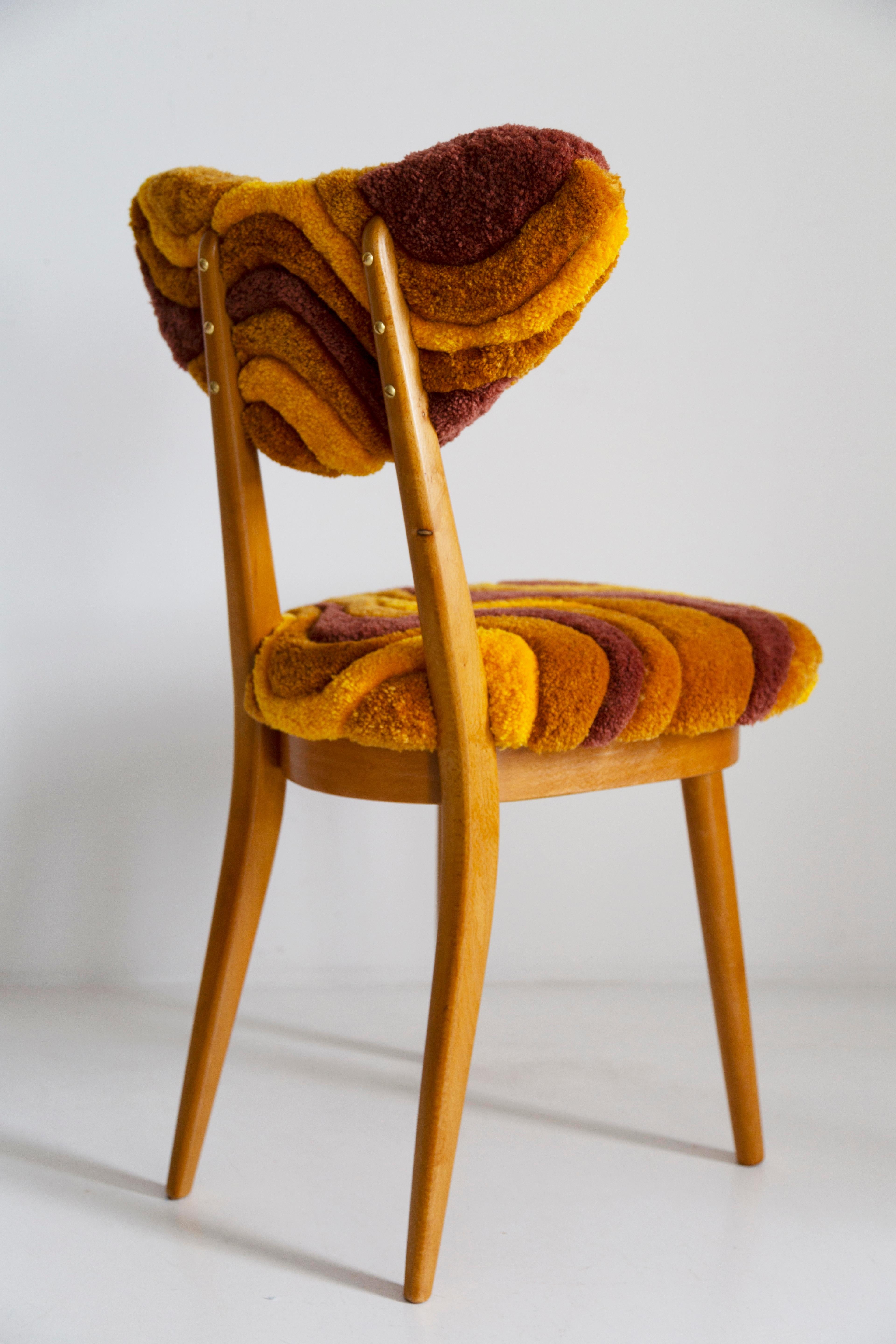 Mid-Century Modern Huit chaises en forme de cœur du milieu du siècle, laine jaune touffetée à la main, Europe, Pologne, années 1960 en vente