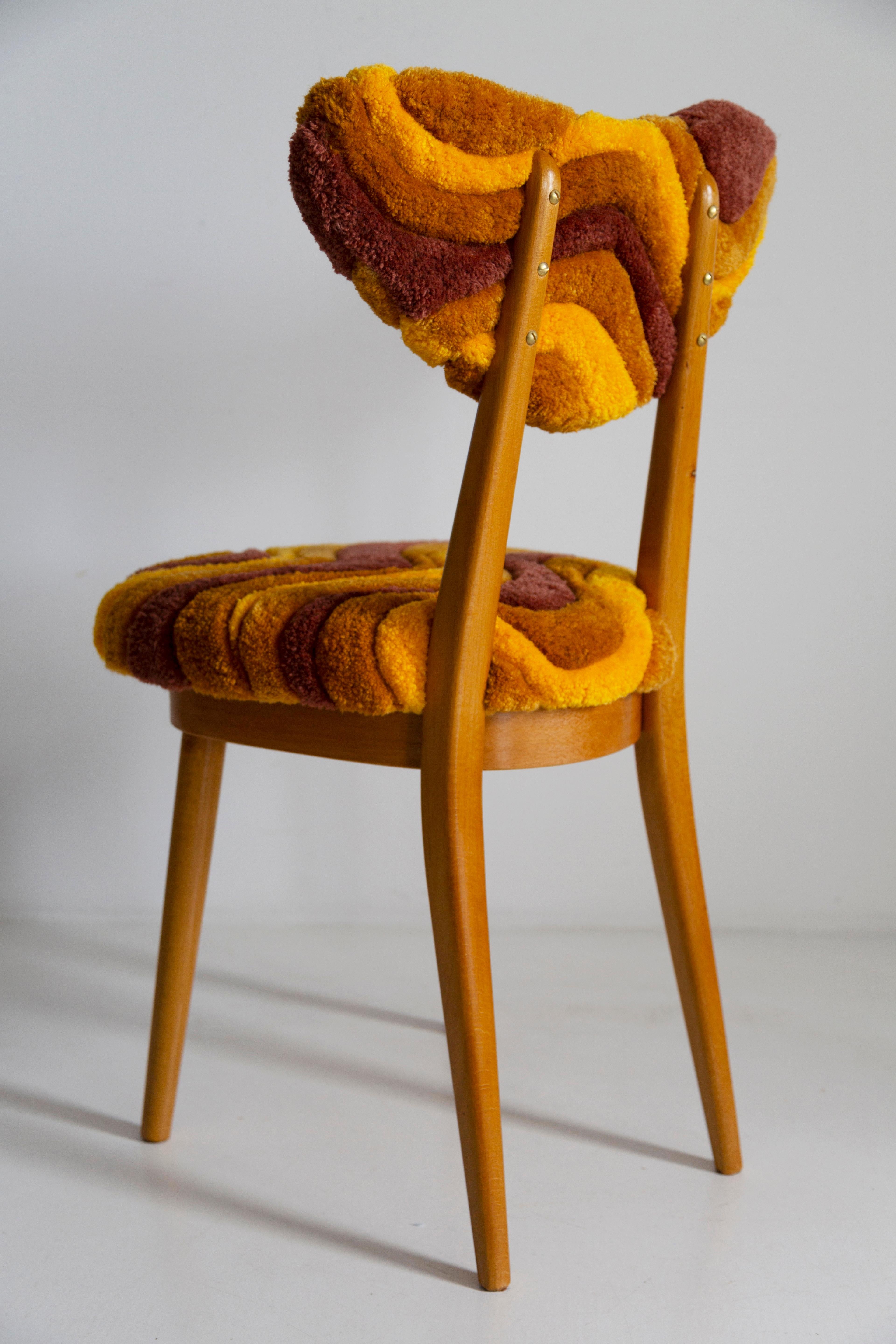Fait main Huit chaises en forme de cœur du milieu du siècle, laine jaune touffetée à la main, Europe, Pologne, années 1960 en vente