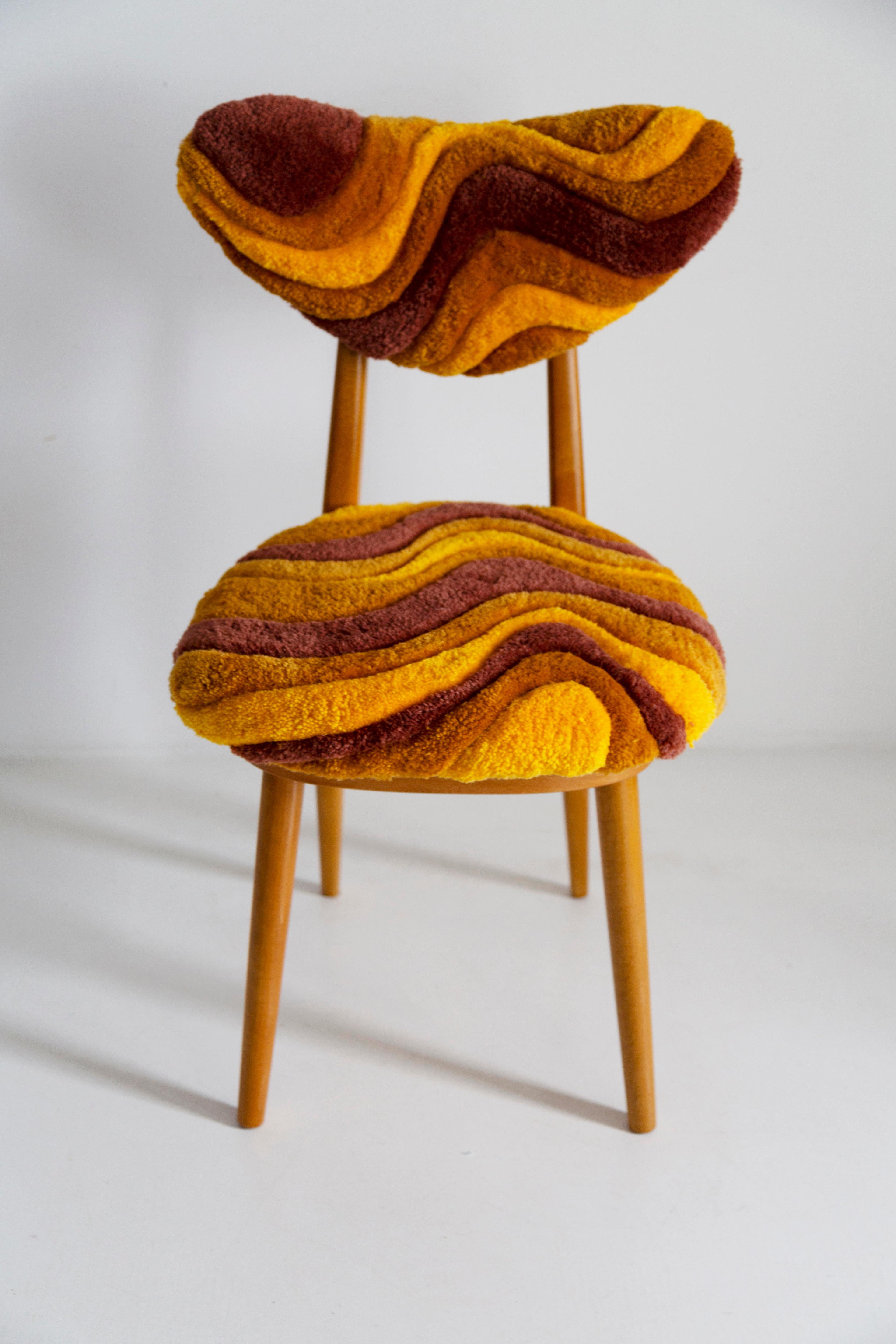 Huit chaises en forme de cœur du milieu du siècle, laine jaune touffetée à la main, Europe, Pologne, années 1960 Excellent état - En vente à 05-080 Hornowek, PL