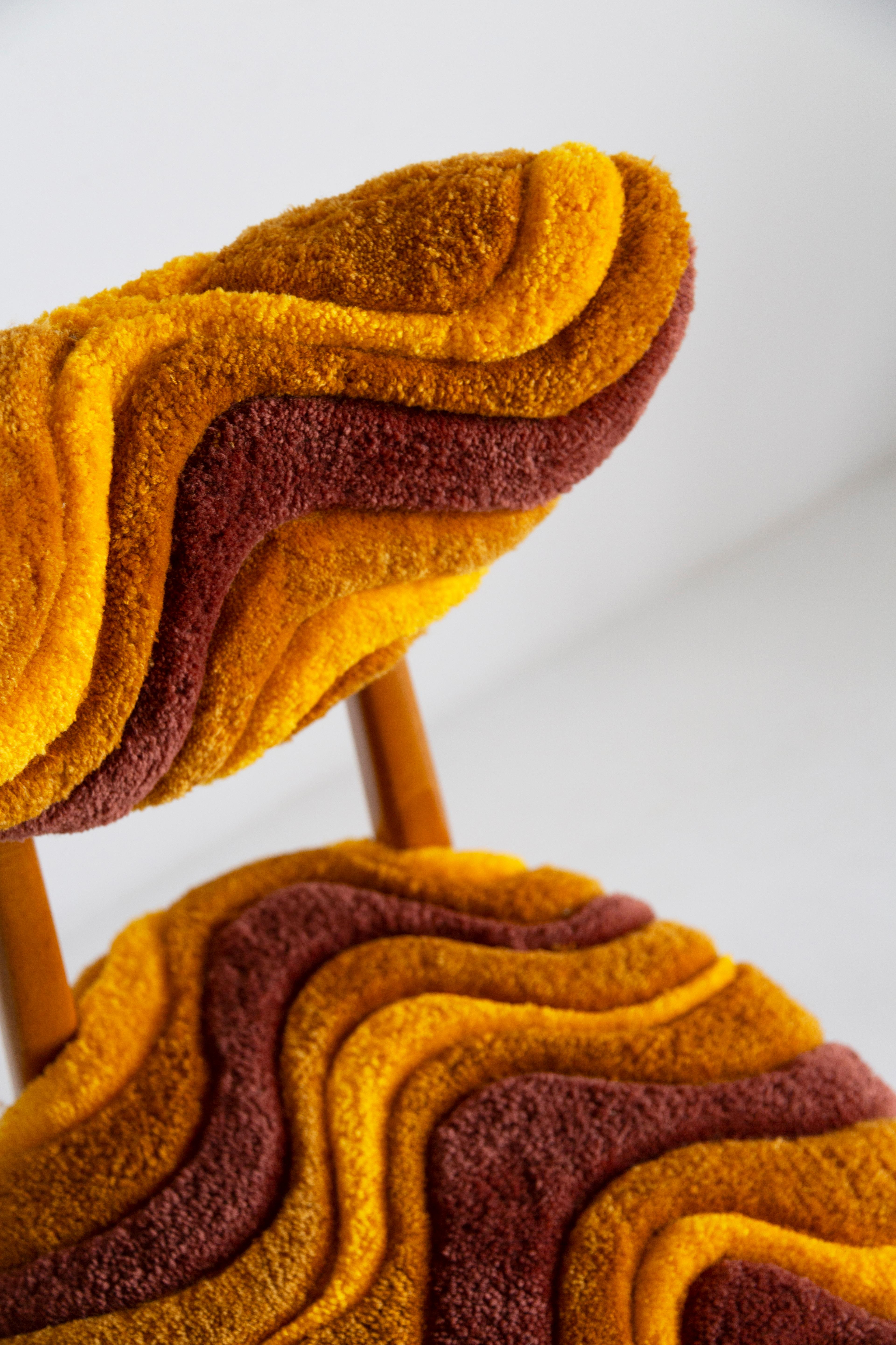 20ième siècle Huit chaises en forme de cœur du milieu du siècle, laine jaune touffetée à la main, Europe, Pologne, années 1960 en vente