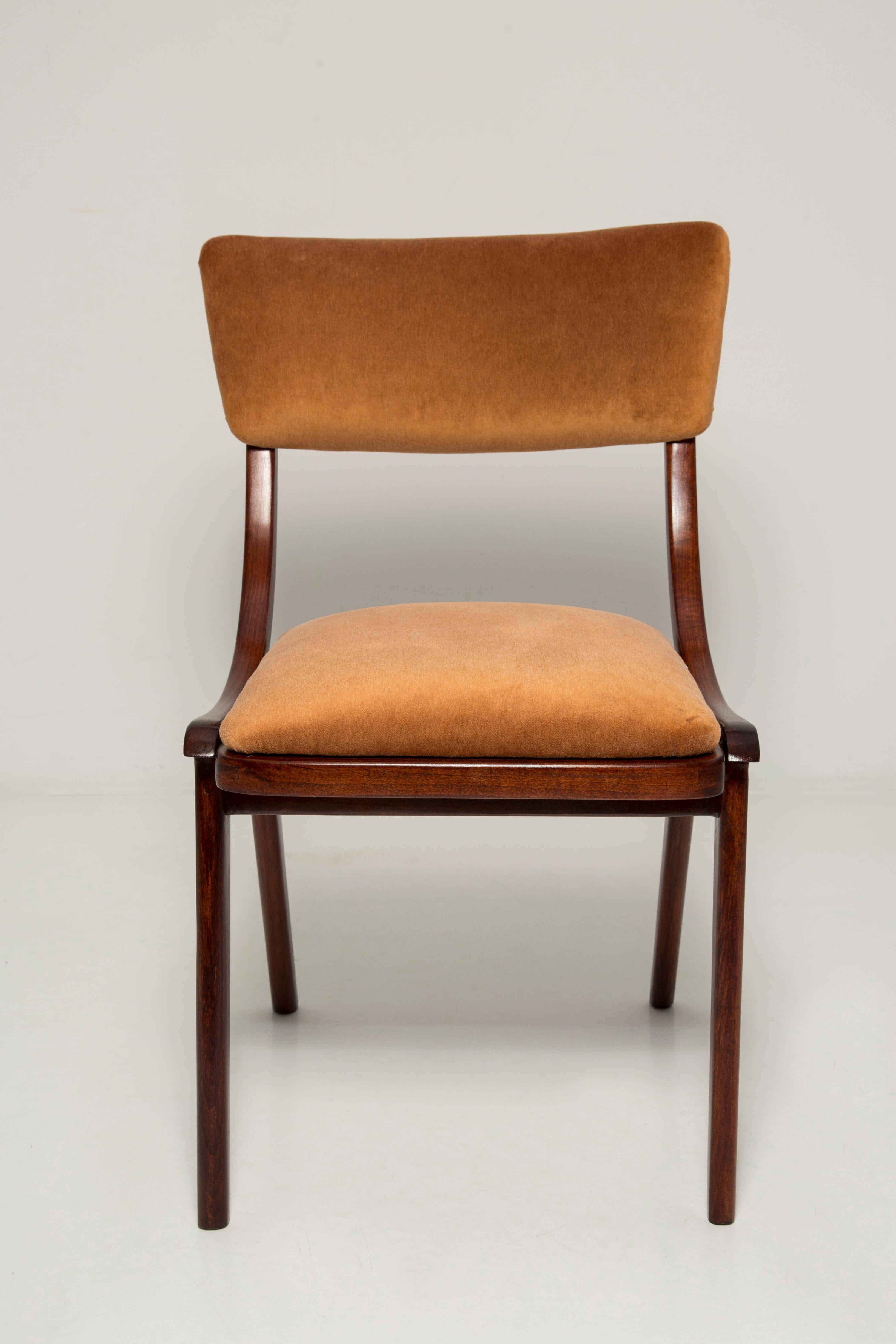The “Bumerang Chair” is a characteristic piece of furniture from the Polish People’s Republic (PRL) era. Its name comes from the distinctive shape of the backrest, resembling a boomerang. The chair was often made from wood or wood-like materials,