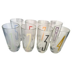 Huit verres longs modernes du milieu du siècle dernier, numérotés de 1 à 8 couleurs différentes