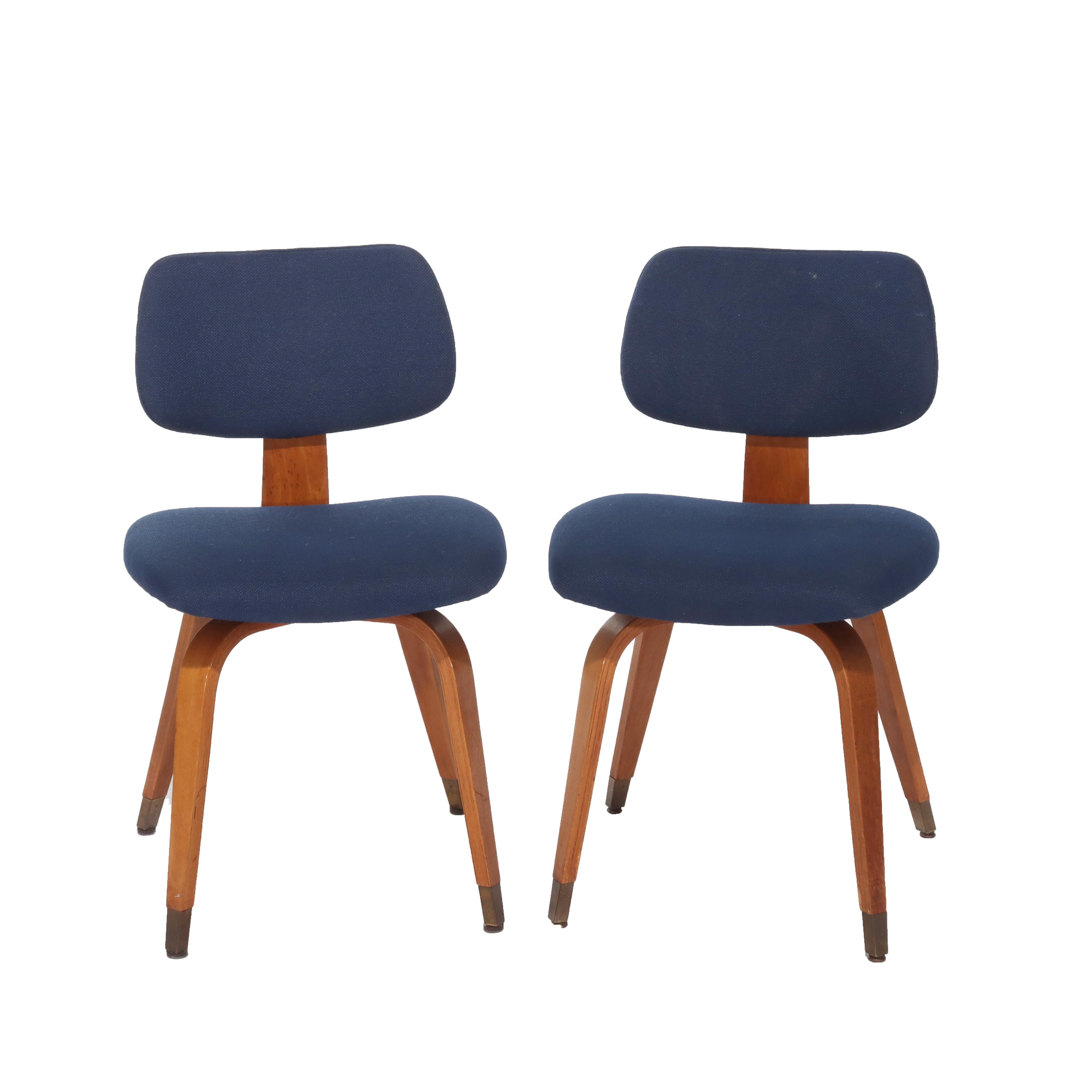Juego de ocho sillas de teca tapizadas modernas de mediados de siglo C1960 Moderno de mediados de siglo en venta