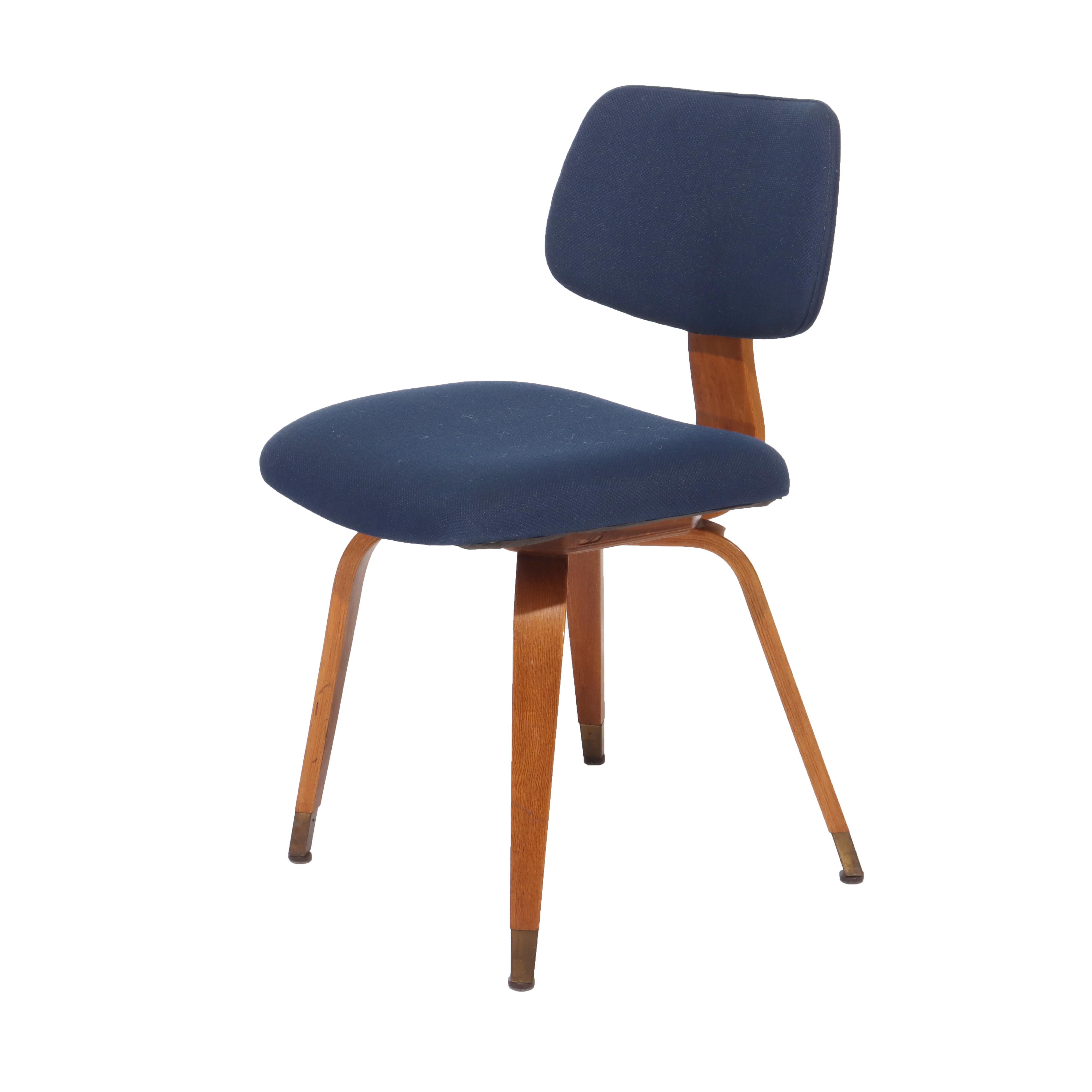 Juego de ocho sillas de teca tapizadas modernas de mediados de siglo C1960 Tapicería en venta