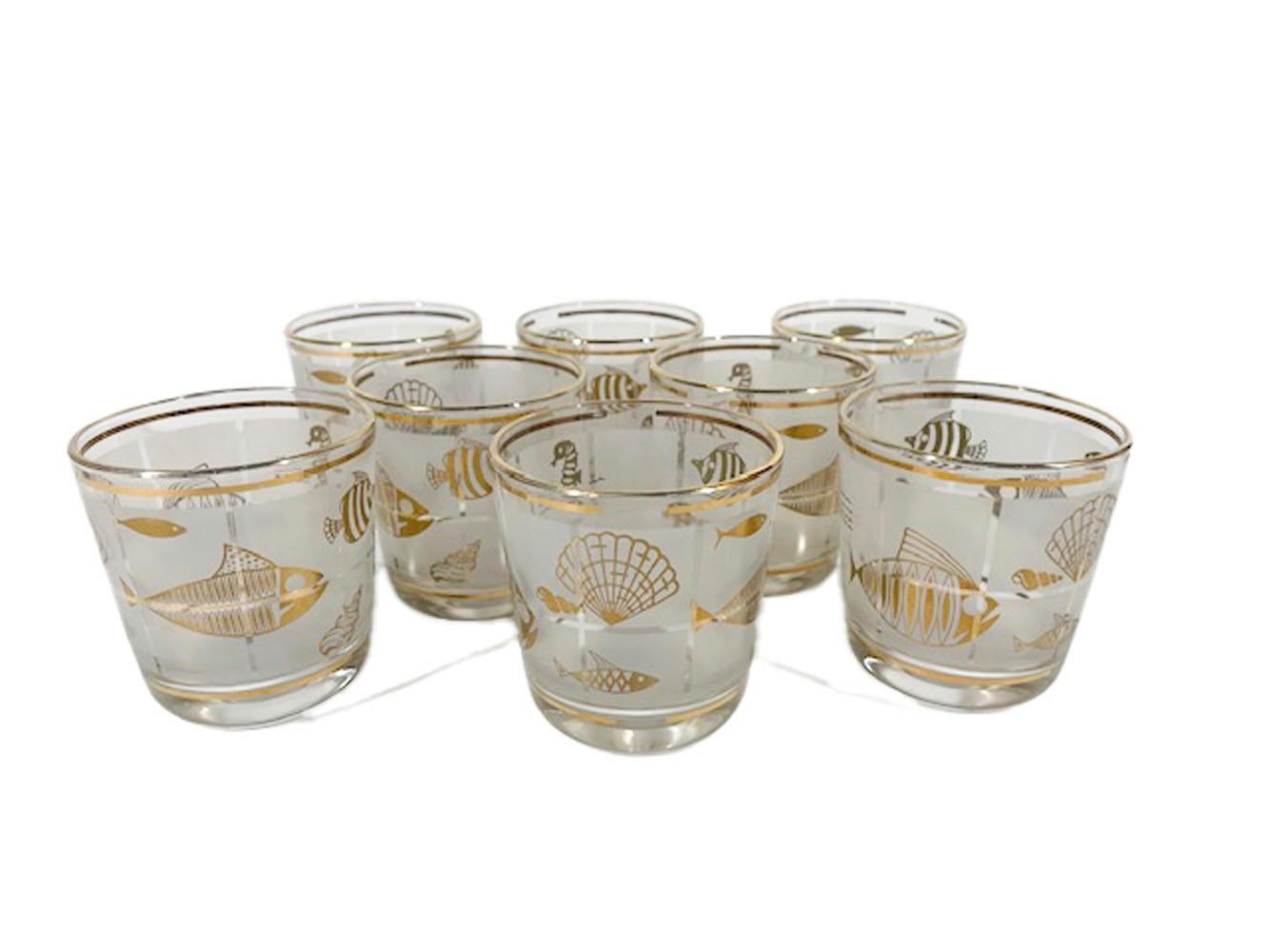 Acht Old Fashioned-Gläser aus der Mitte des Jahrhunderts mit mattiertem Meeresleben-Muster (Glas) im Angebot