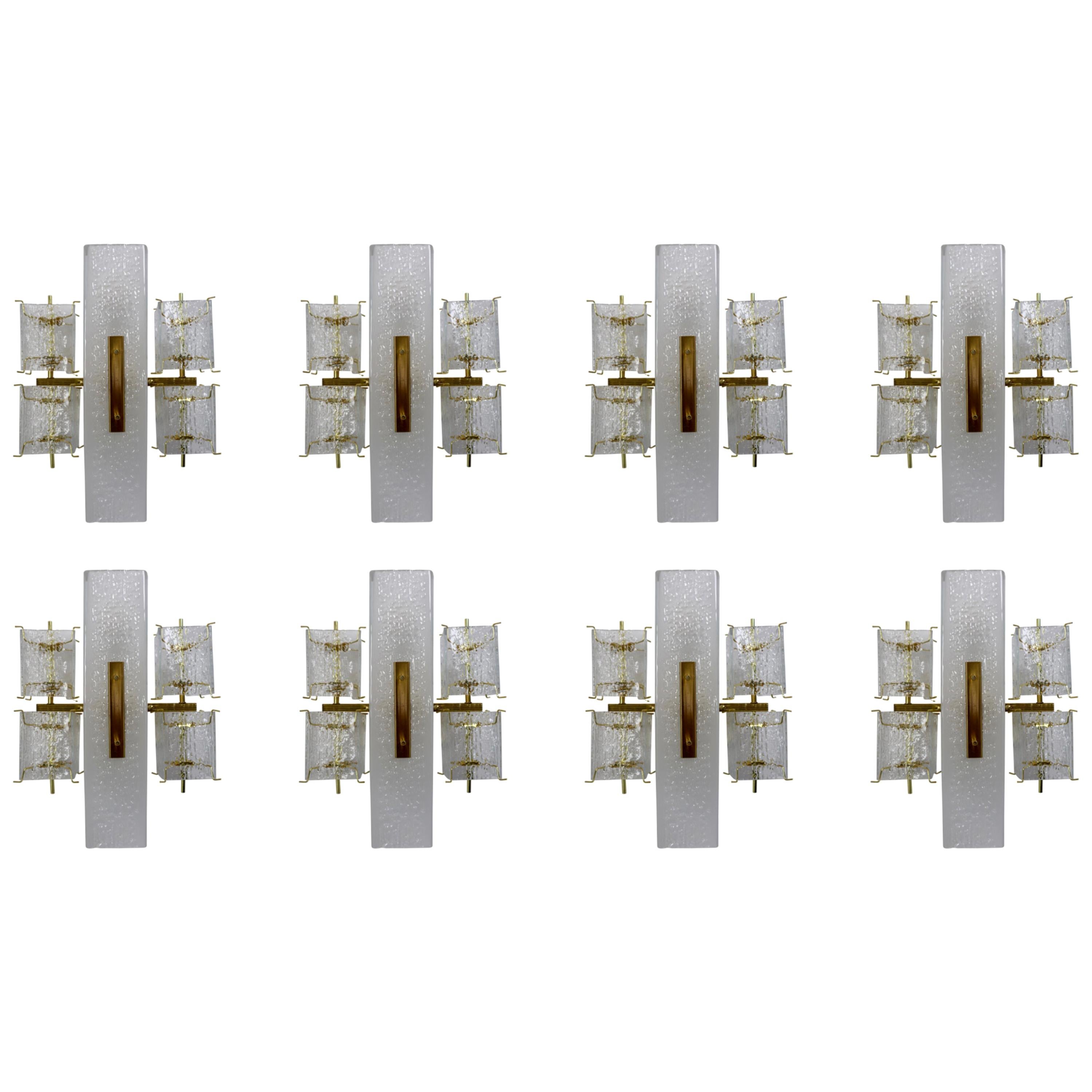 Ocho apliques de pared de mediados de siglo con cristal estructurado y latón, Europa Años 70 en venta