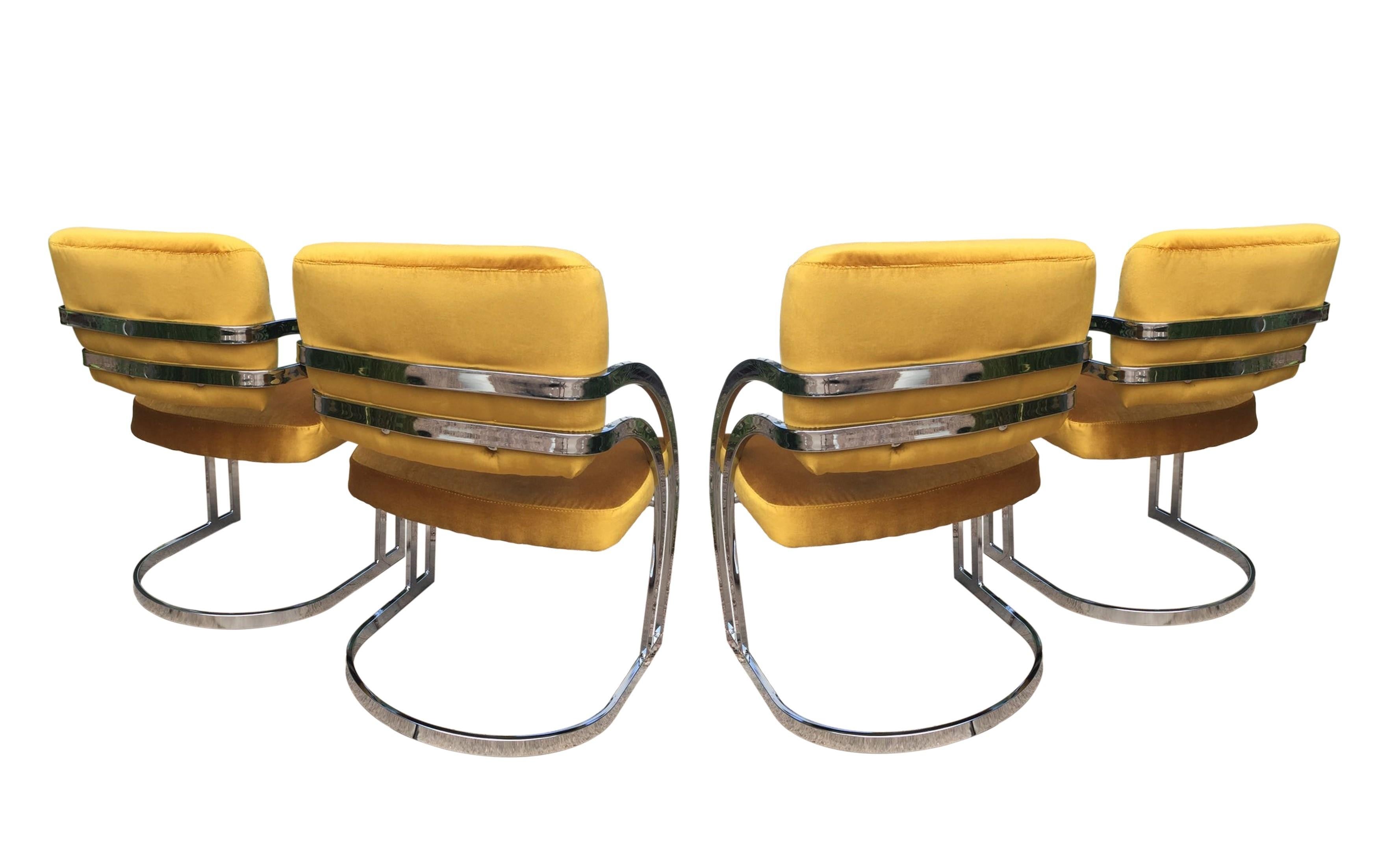 Acht verchromte Esszimmerstühle im Stil von Milo Baughman (amerikanisch) im Angebot