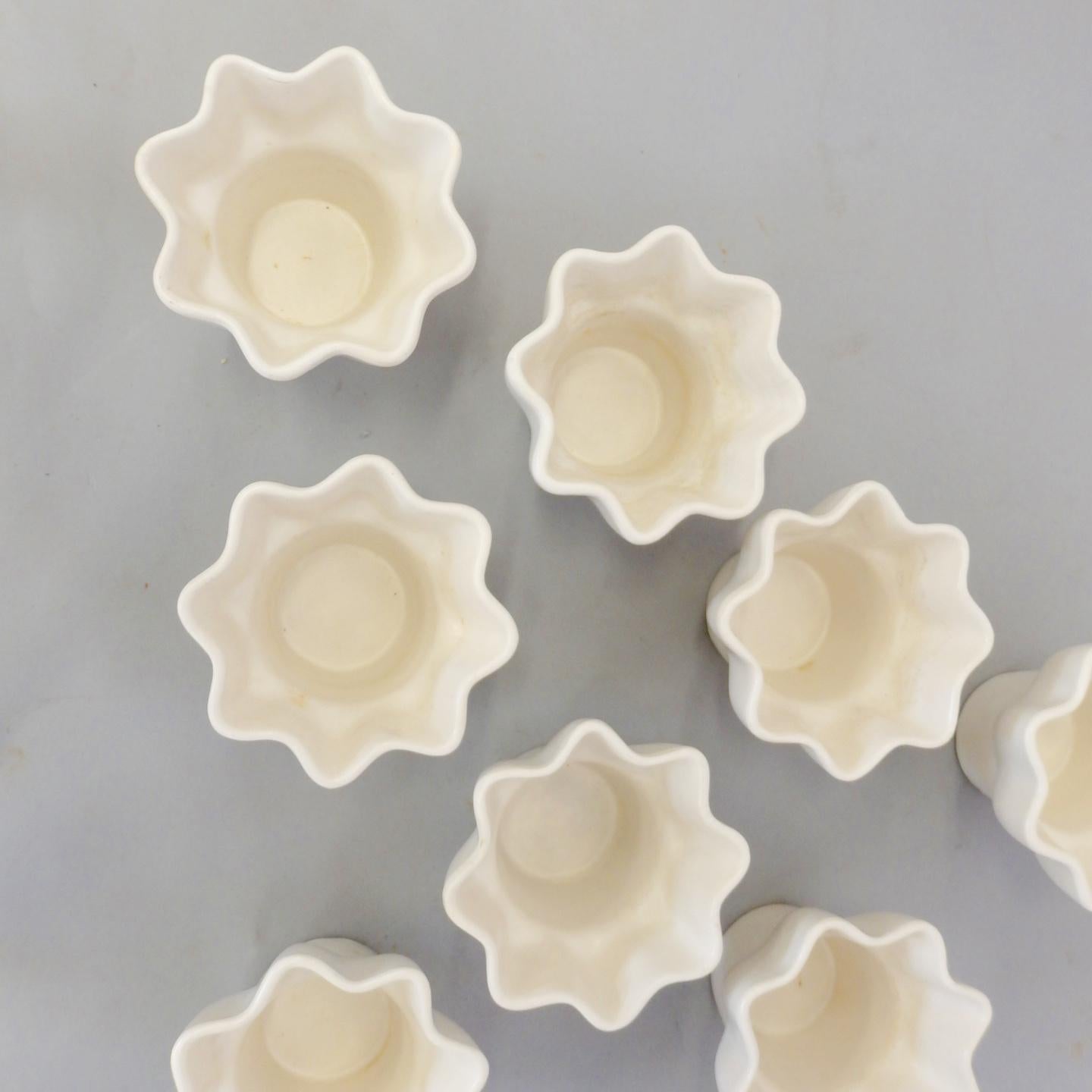 Eight Miniature Matte White Imperial Planter Pots In Good Condition In Ferndale, MI