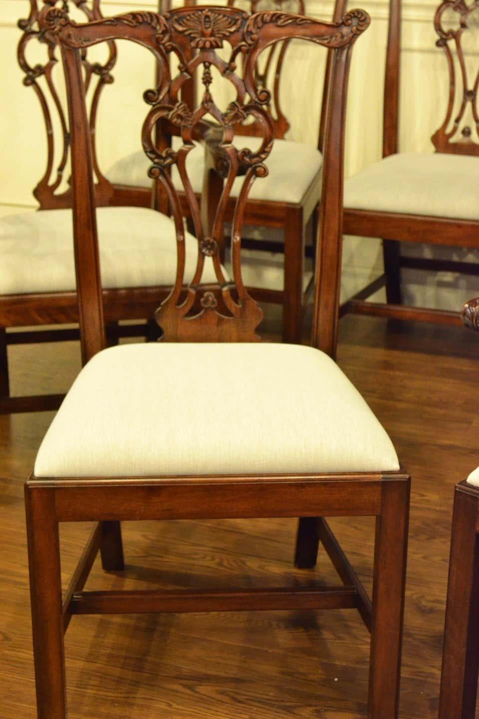 Georgien Huit nouvelles chaises à manger de style Chippendale à pieds droits par Leighton Hall en vente