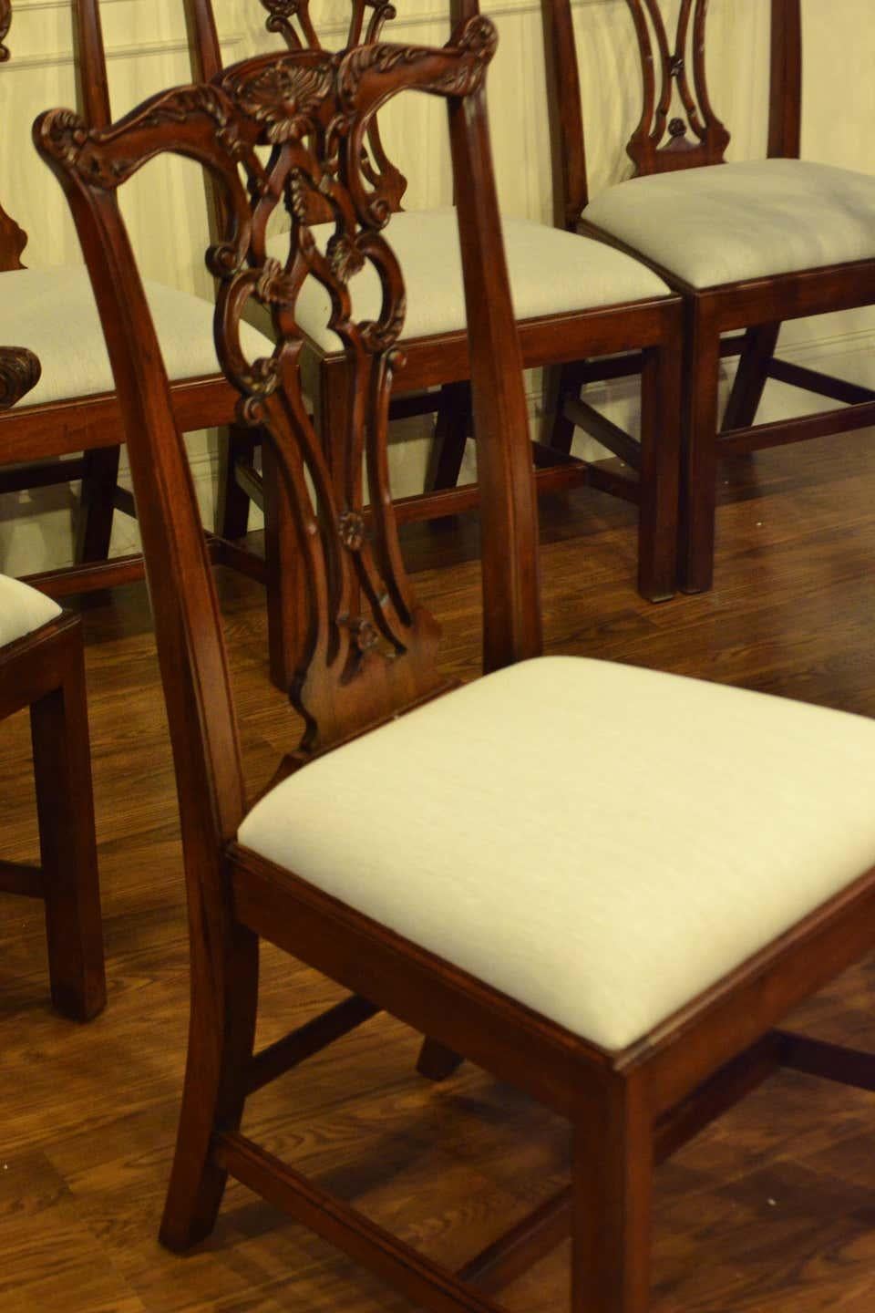 Acht neue Esszimmerstühle im Chippendale-Stil mit geradem Bein von Leighton Hall (Philippinisch) im Angebot