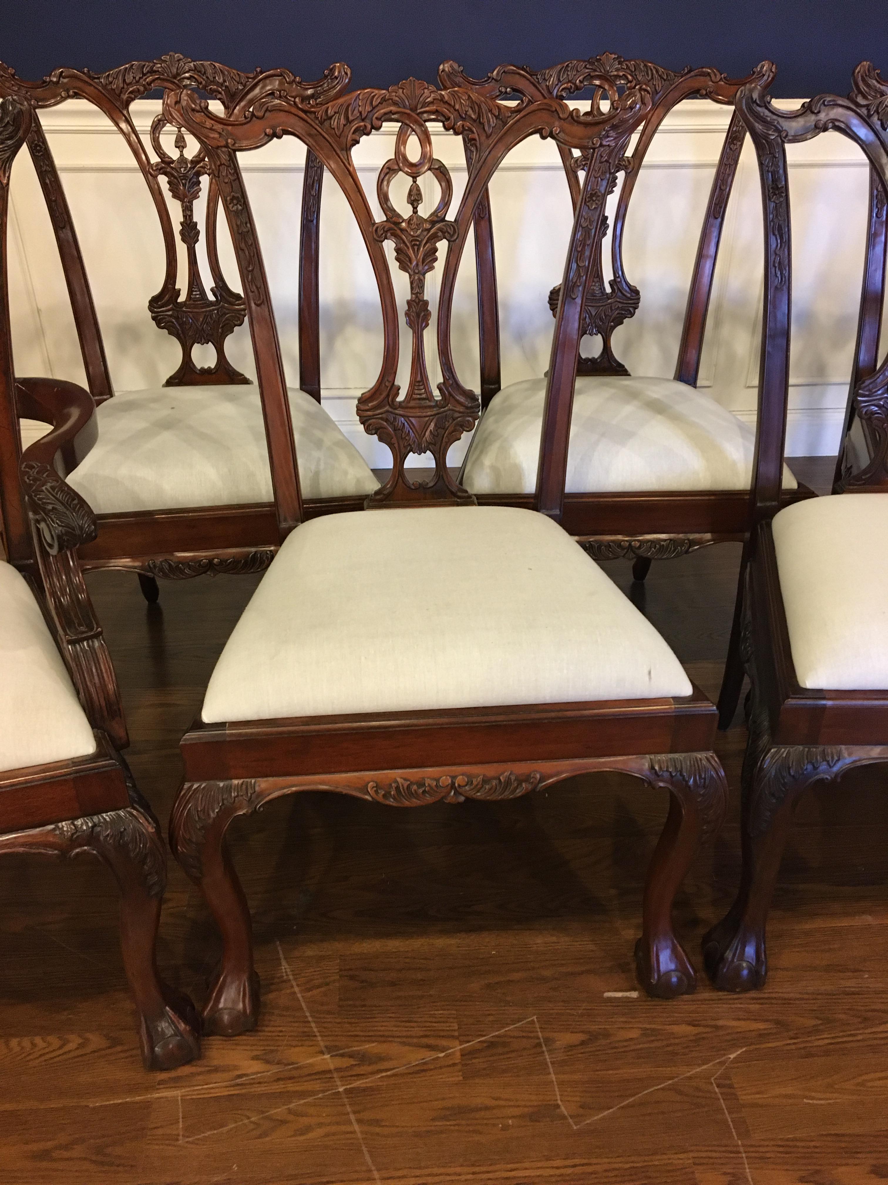 Philippin Huit nouvelles chaises de salle à manger Chippendale en acajou à boules et griffes par Leighton Hall en vente