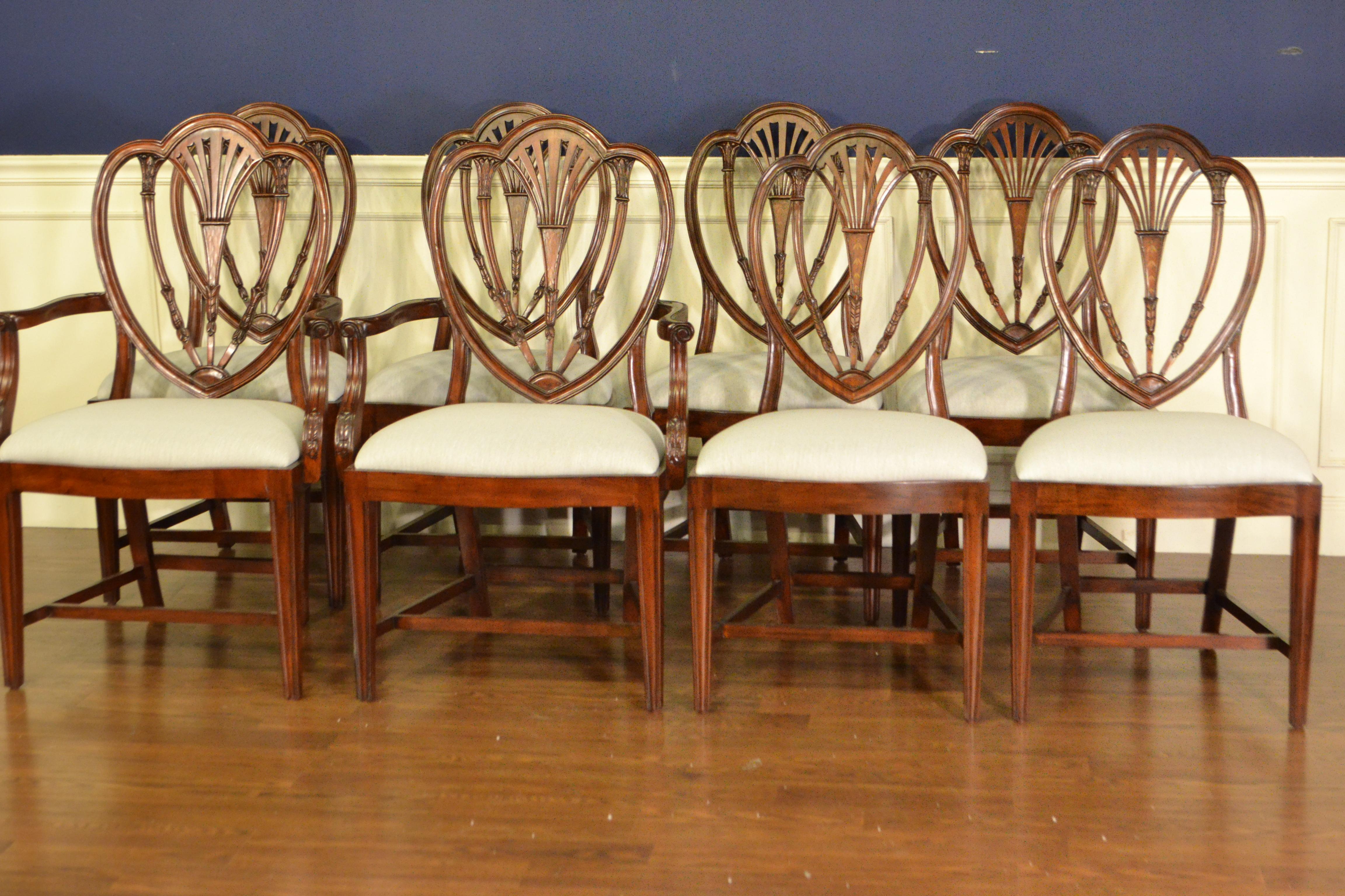Il s'agit de nouvelles chaises de salle à manger traditionnelles en acajou. Leur design s'inspire des chaises Hepplewhite Dining de la période Régence. Ils présentent le style classique de Hepplewhite avec des dos de bouclier et des pieds fuselés