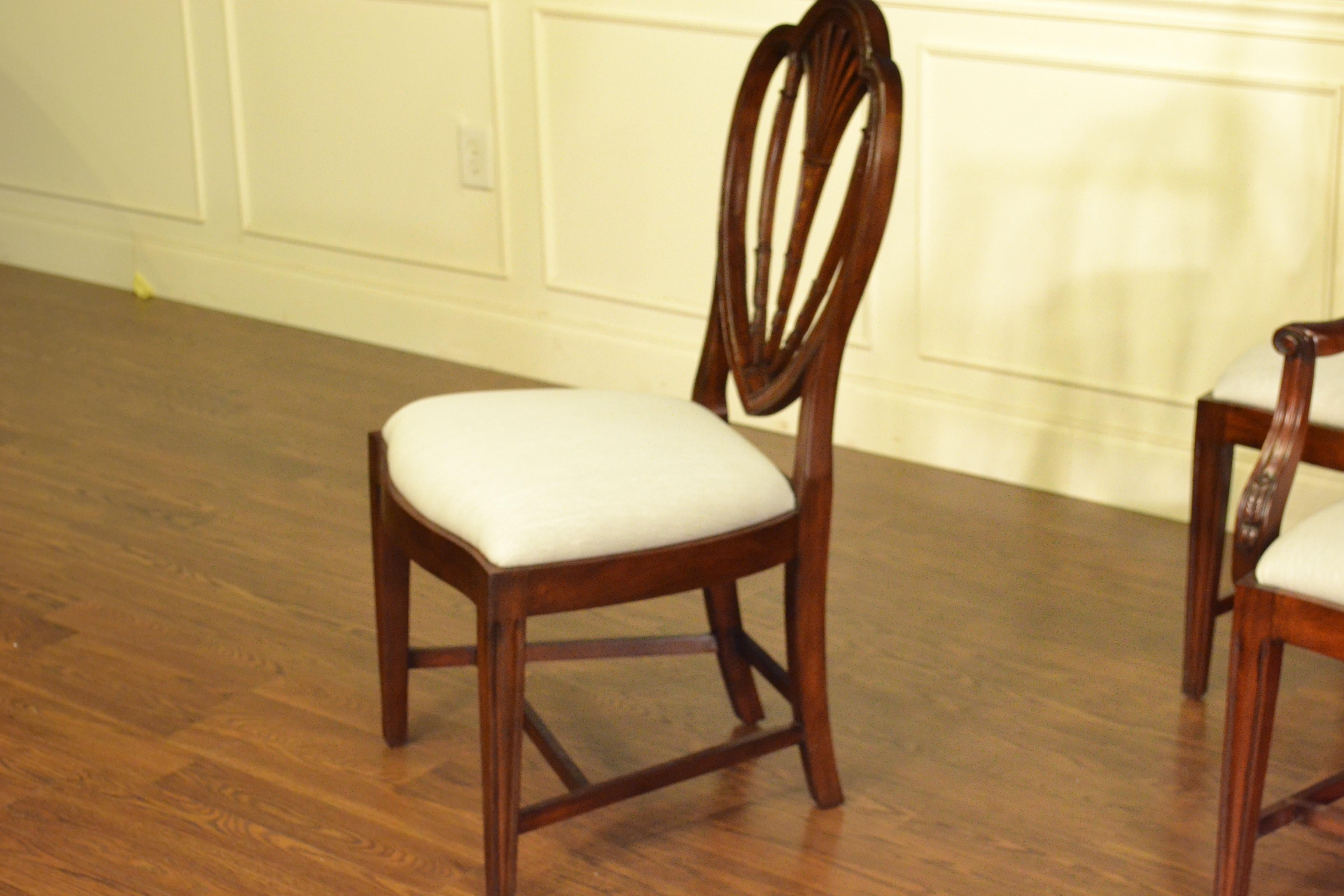 Huit nouvelles chaises de salle à manger en acajou de style Hepplewhite par Leighton Hall en vente 2