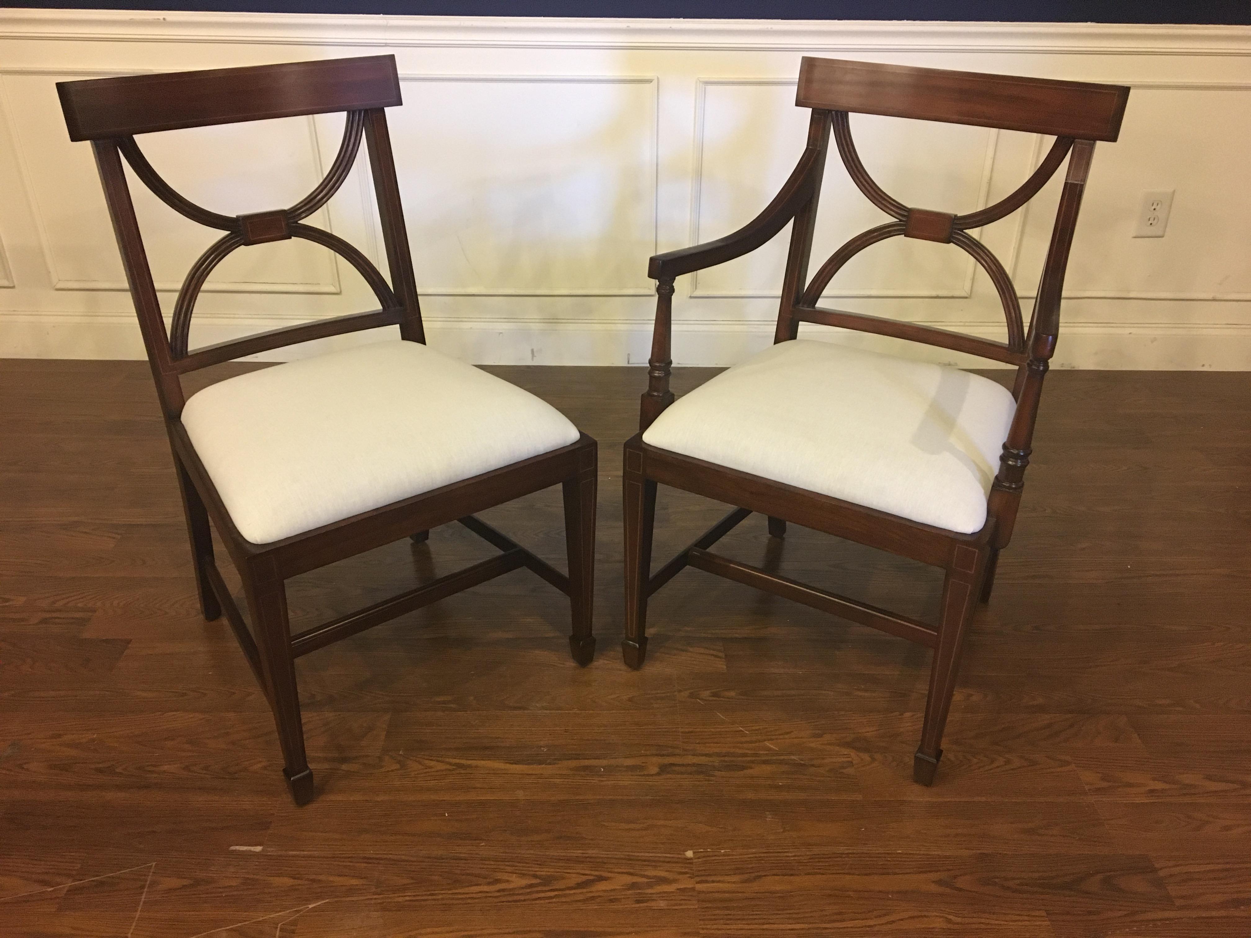 Philippin Huit nouvelles chaises à manger traditionnelles en acajou incrustées de style Adams par Leighton Hall