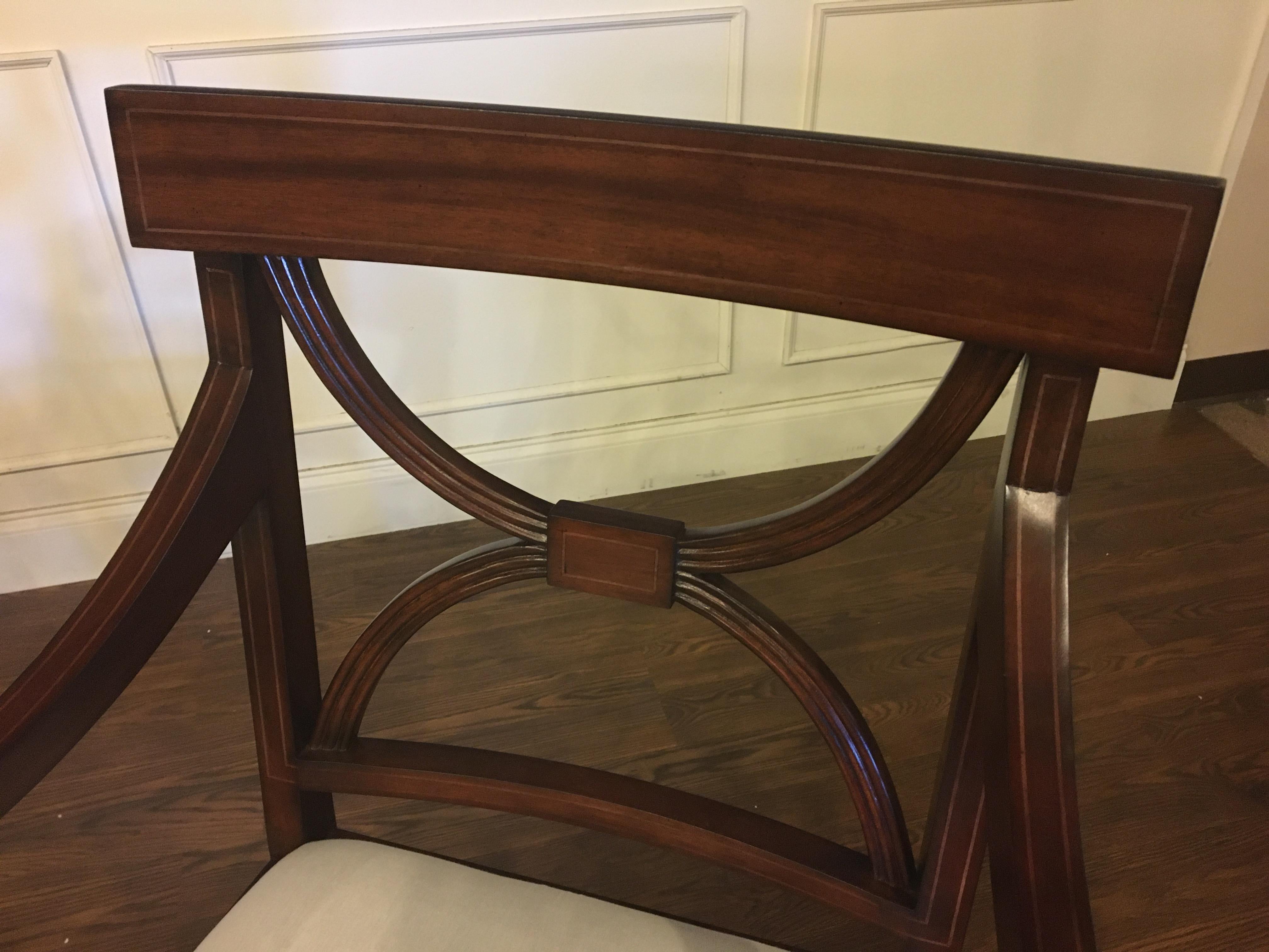 Acht neue traditionelle Mahagoni-Esszimmerstühle mit Intarsien im Adams-Stil von Leighton Hall im Zustand „Neu“ in Suwanee, GA