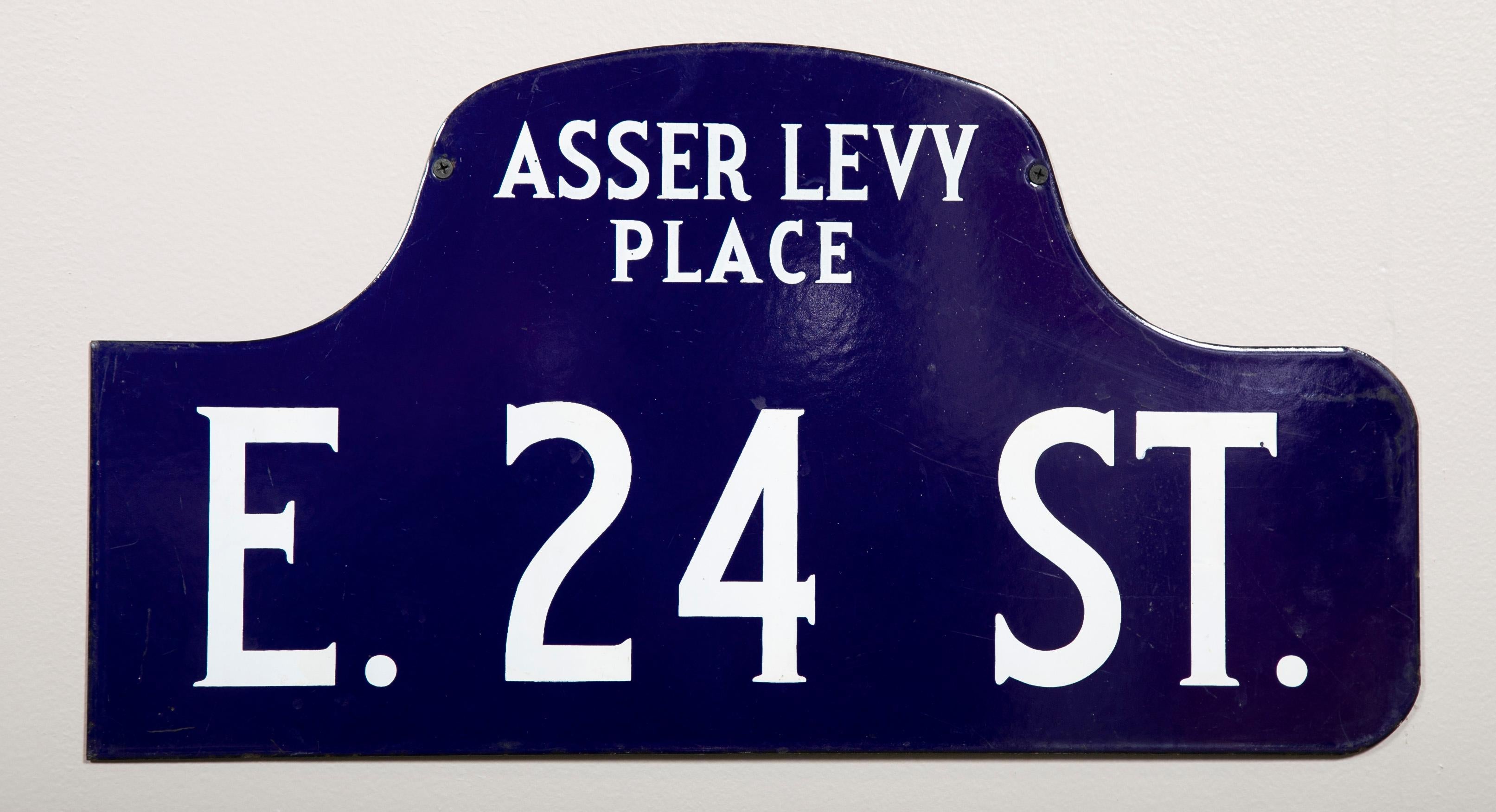 Eight NYC, New York Porcelain over Metal Enamel Street Signs In Good Condition For Sale In Stamford, CT