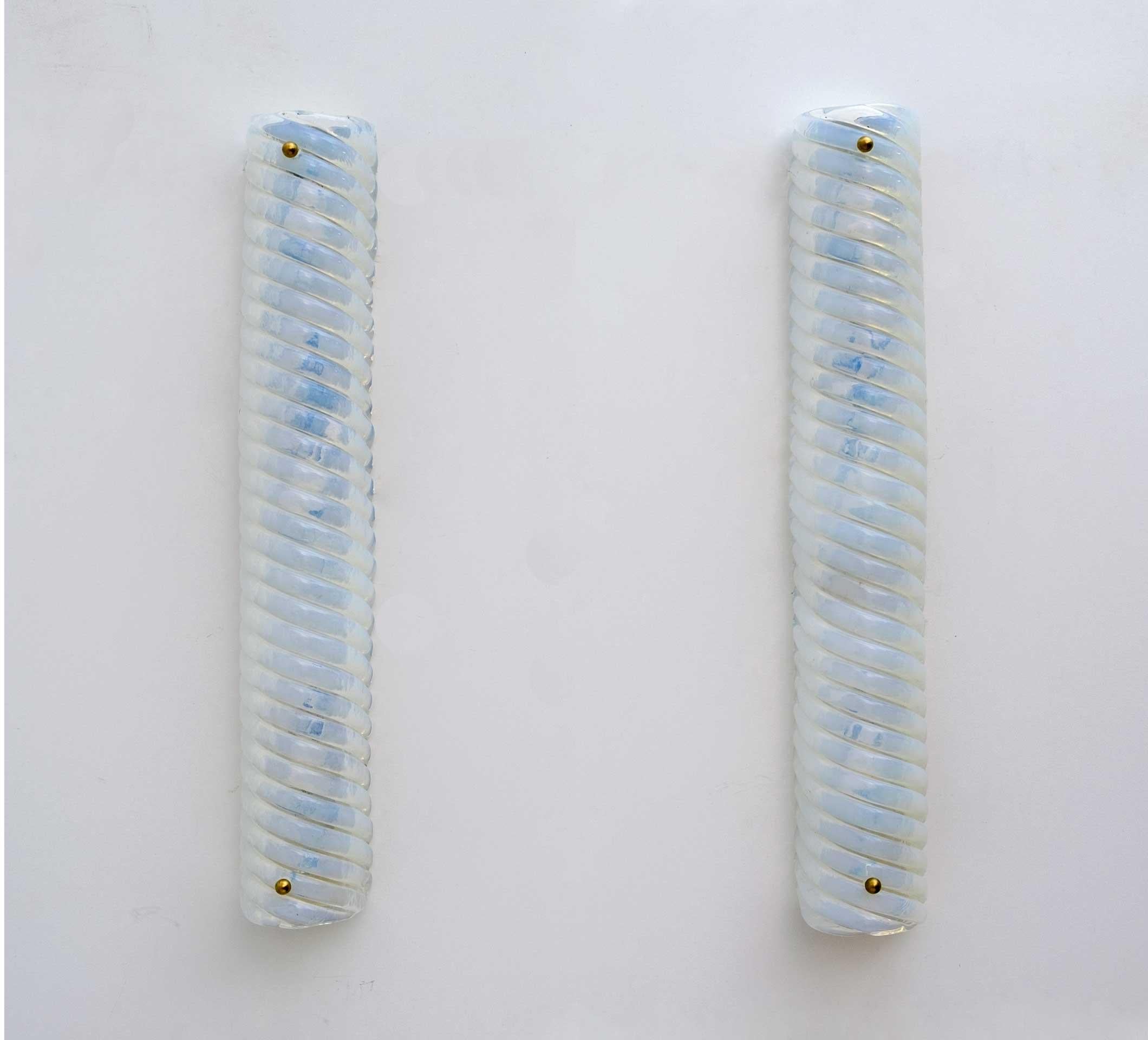 Acht schillernde Vintage-Wandlampen aus milchigem Murano-Glas, hergestellt von Maestri Murano. Sie sind von hoher Qualität und geben einen schönen warmen Schein ab. Jede Wandleuchte enthält drei Glühbirnen mit mittlerem Sockel und ist entsprechend
