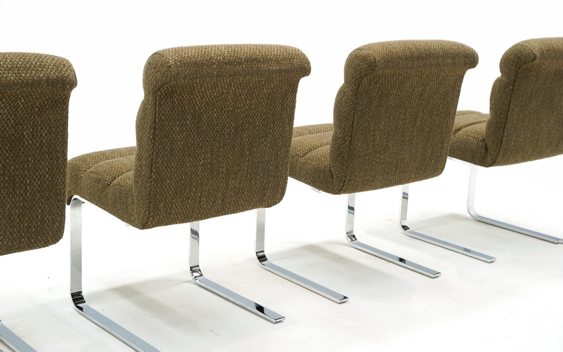 Acht Pace Collection Esszimmerstühle mit verchromtem Freischwingersockel. Unterschrieben. (Ende des 20. Jahrhunderts) im Angebot