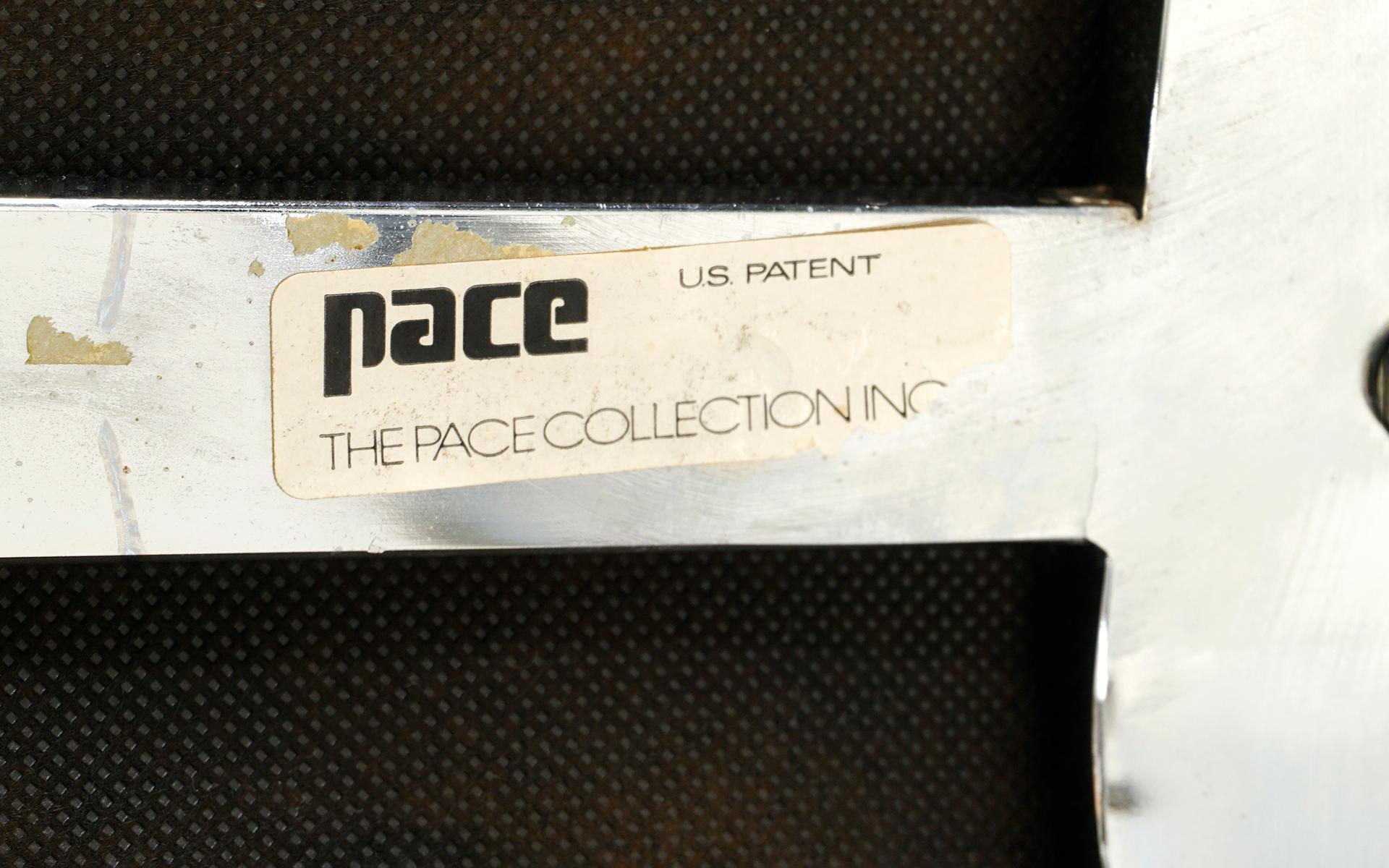 Acht Pace Collection Esszimmerstühle mit verchromtem Freischwingersockel. Unterschrieben. im Angebot 1