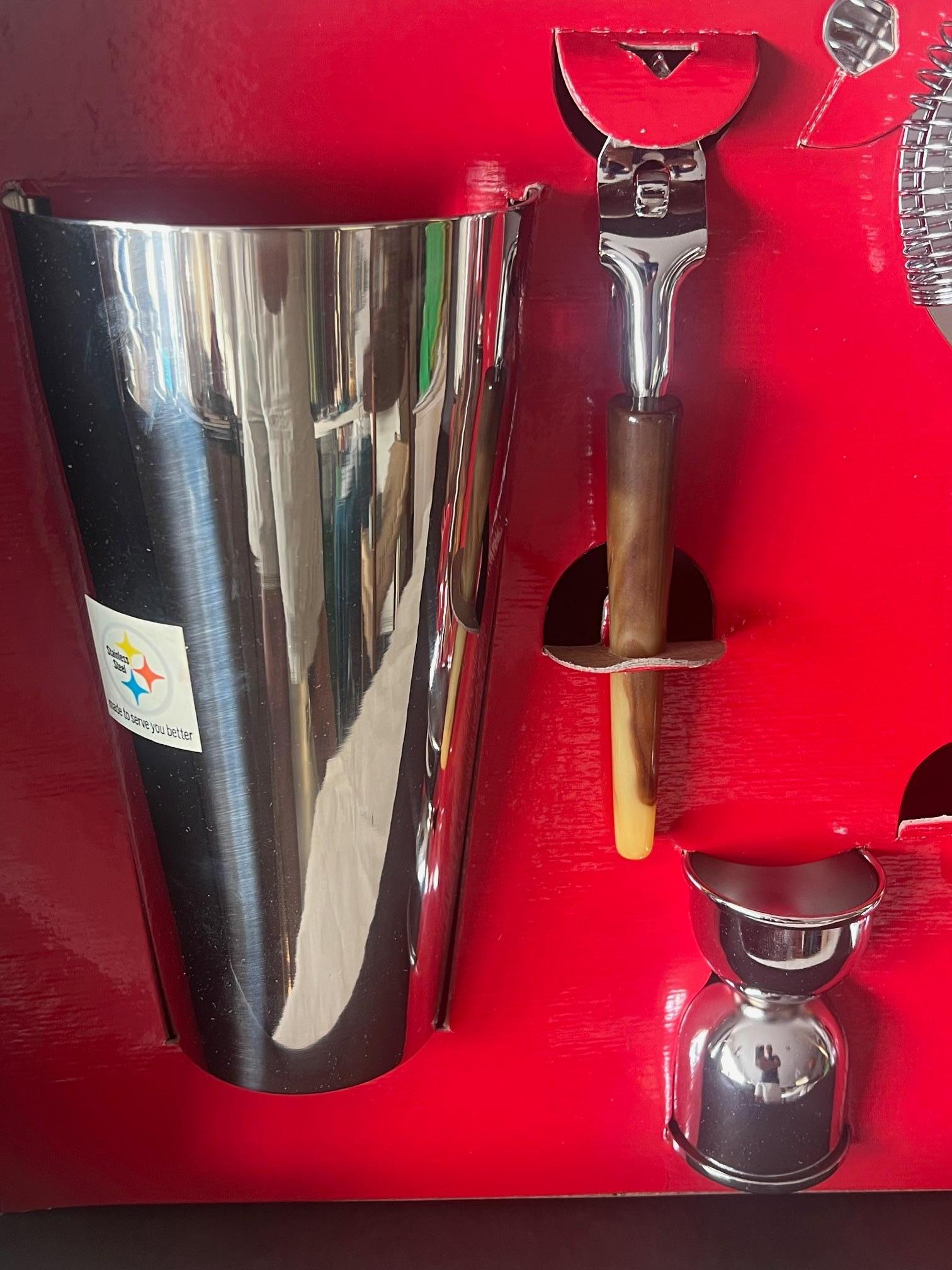 Acier inoxydable Ensemble de bar de huit pièces, 1971, inutilisé en vente