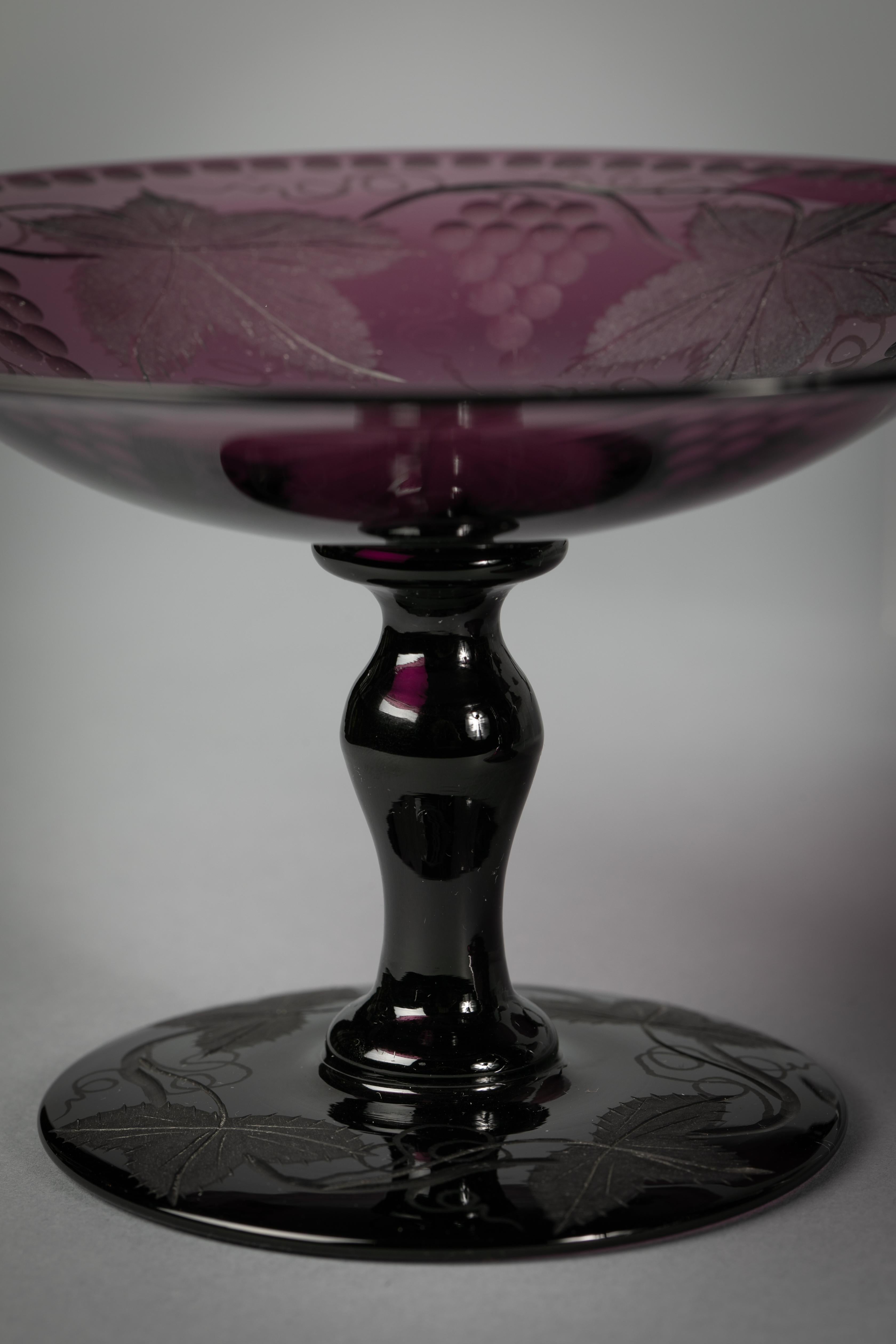 Garniture de huit pièces en verre améthyste de Bohème, datant d'environ 1890 en vente 1