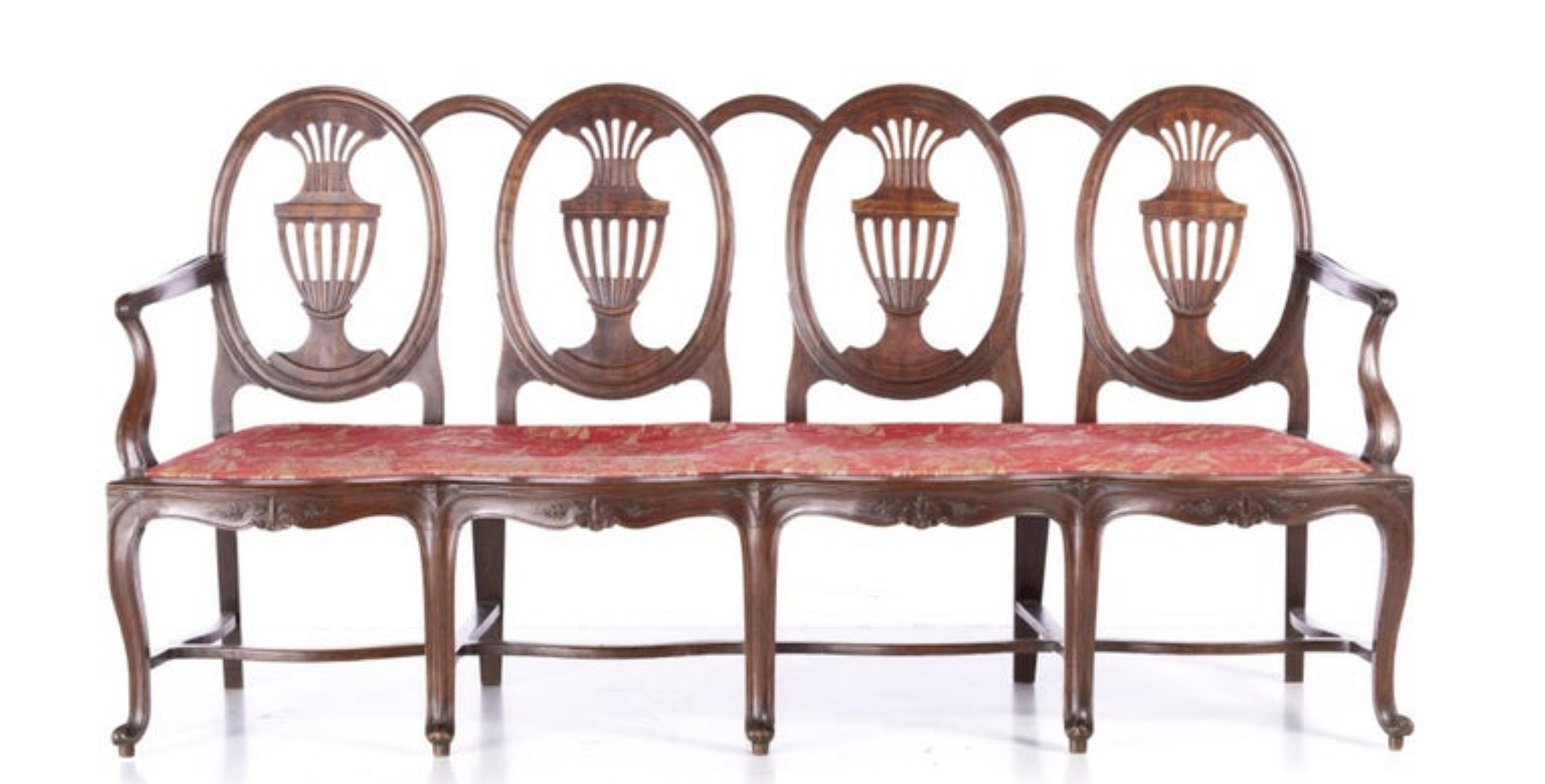 Huit chaises portugaises et canapé

18ème siècle
 En bois huilé, dossiers 
