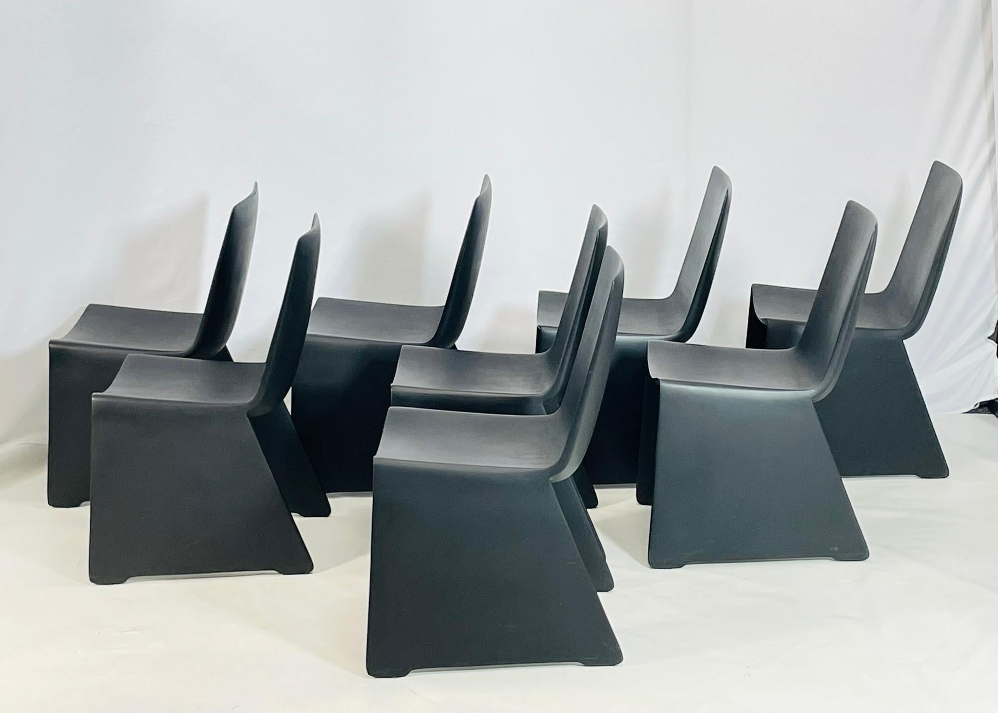 Moderno Otto sedie da pranzo nere Foundry 