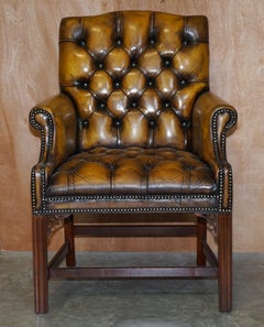 Huit fauteuils club Chesterfield en cuir brun de Thomas Chippendale restaurés 8