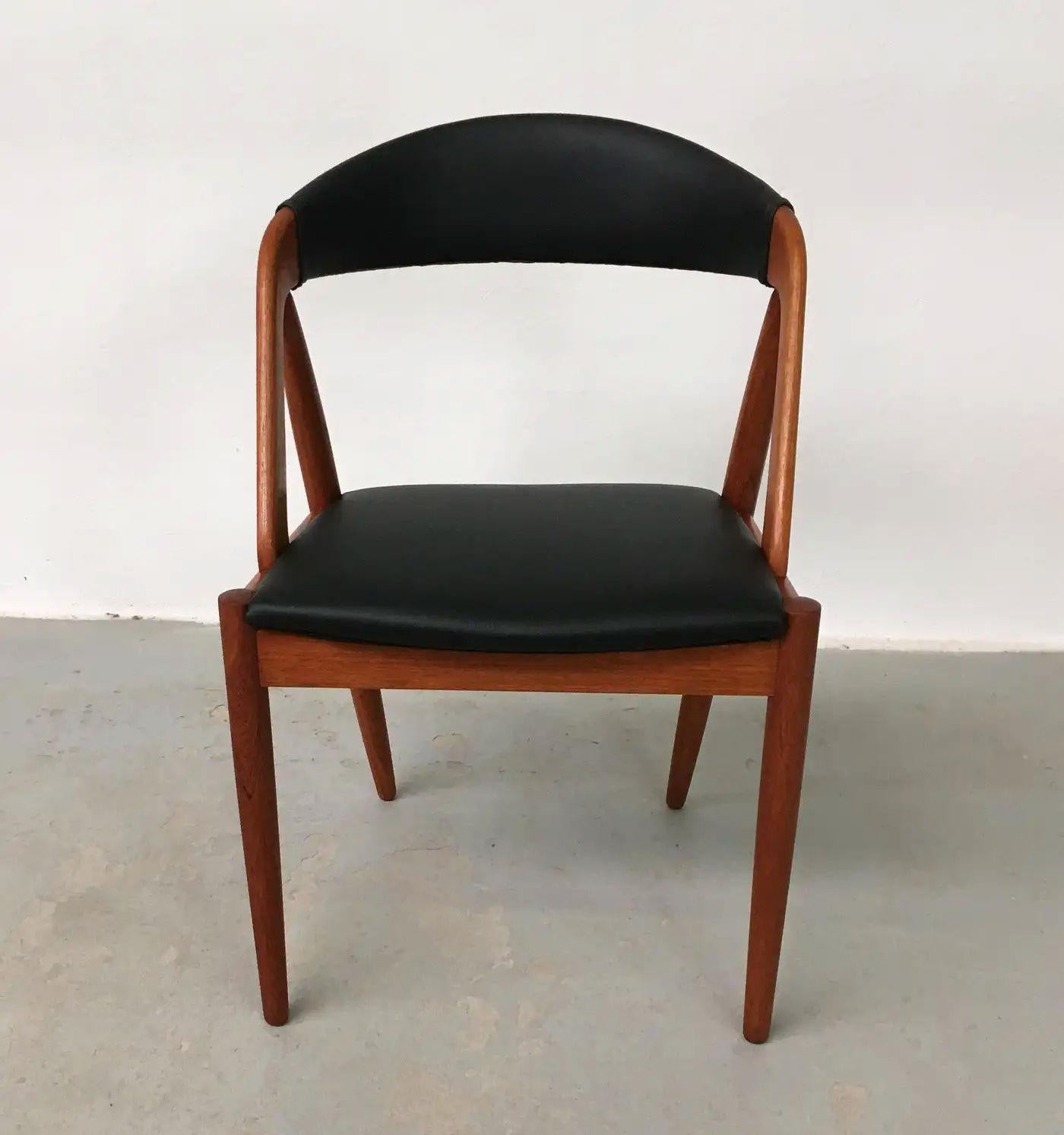 Kai Kristiansen Satz von acht vollständig restaurierten Teakholz-Esszimmerstühlen von Schou Andersens Møbel Fabrik, einschließlich maßgeschneiderter Polsterung.

Die A-Frame 31 Esszimmerstühle wurden 1956 von Kai Kristiansen für die Schou-Andersens