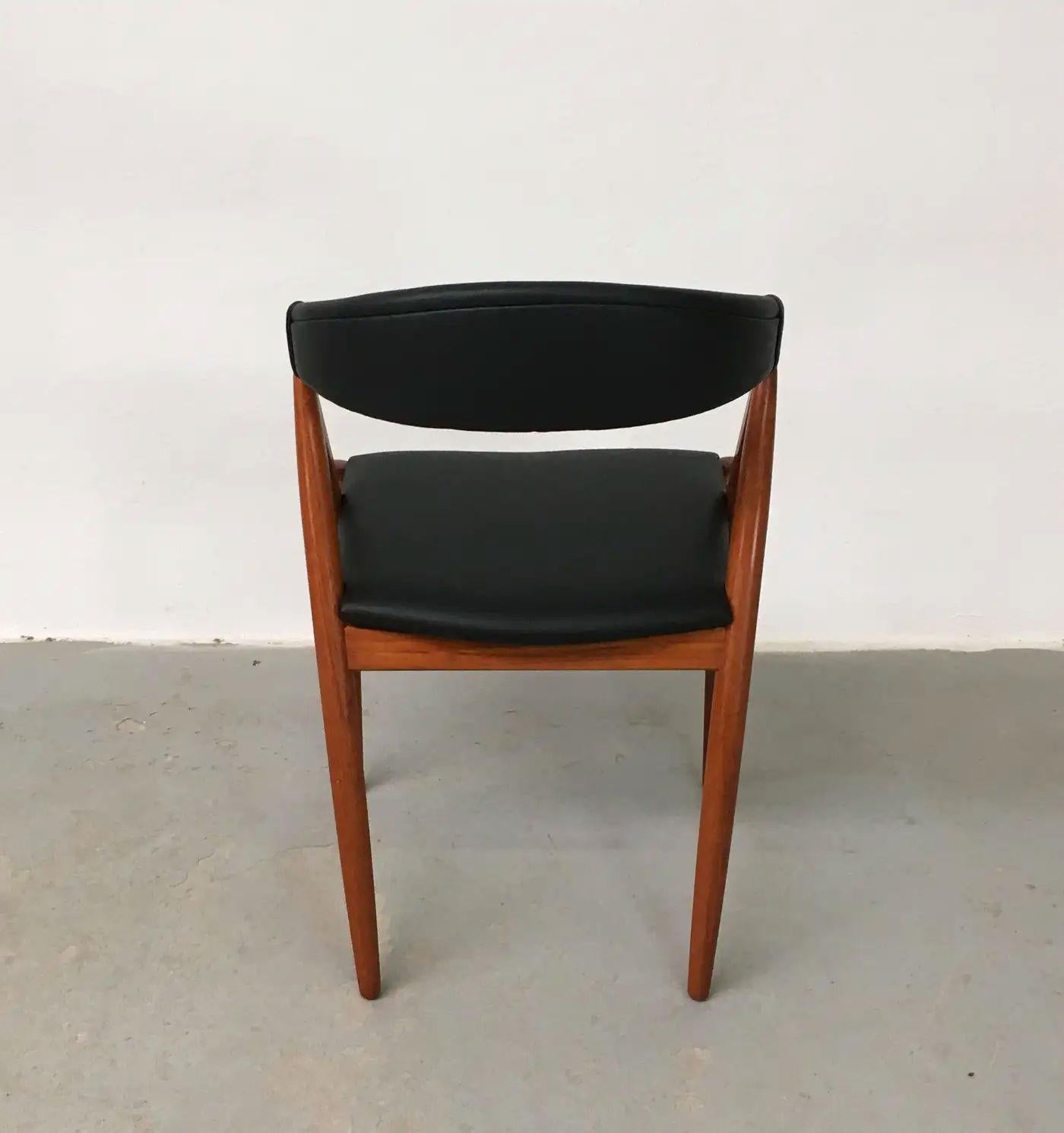 Acht restaurierte, anpassbare Kai Kristiansen Teakholz-Esszimmerstühle (Mitte des 20. Jahrhunderts) im Angebot
