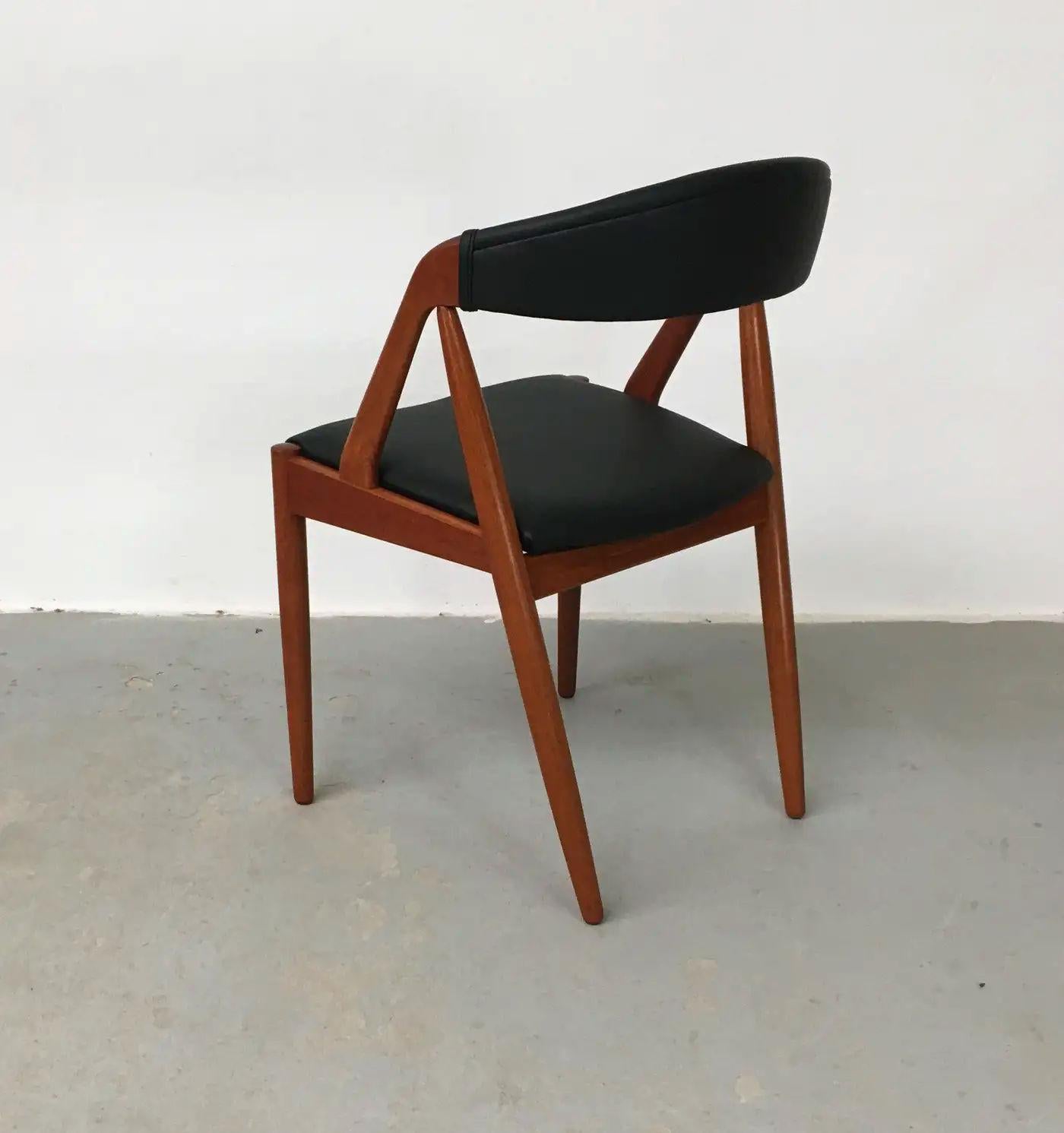 Acht restaurierte, anpassbare Kai Kristiansen Teakholz-Esszimmerstühle im Angebot 1