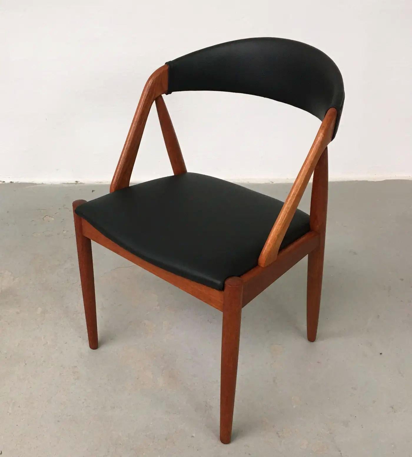 Acht restaurierte, anpassbare Kai Kristiansen Teakholz-Esszimmerstühle im Angebot 3