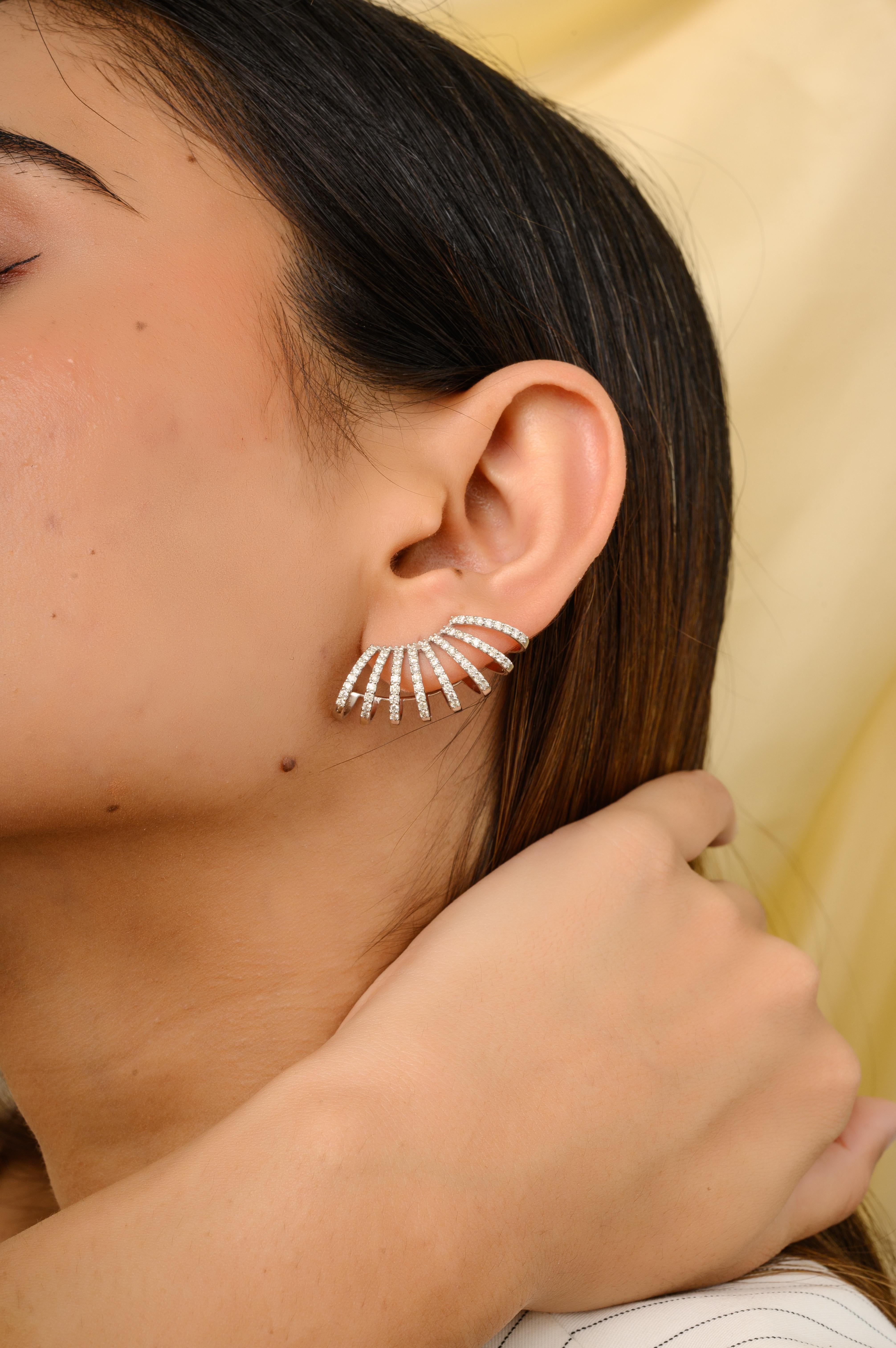 Orecchini con gabbia di diamanti a otto file da 1,32 carati in oro 18 carati per fare un figurone con il tuo look. Gli orecchini a perno ti serviranno per dare un tocco di classe al tuo look. Questi orecchini creano un look scintillante e lussuoso