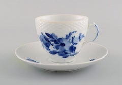 Acht blaue geflochtene Kaffeetassen mit Untertassen von Royal Copenhagen mit Blume, Mitte des 20. Jahrhunderts