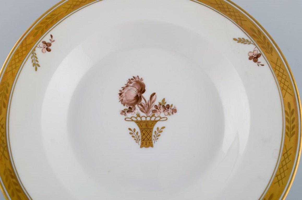 Danois Huit assiettes profondes panier doré Royal Copenhagen en porcelaine peintes à la main en vente