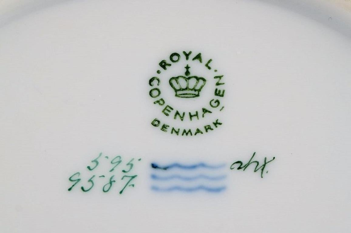 Milieu du XXe siècle Huit assiettes profondes panier doré Royal Copenhagen en porcelaine peintes à la main en vente