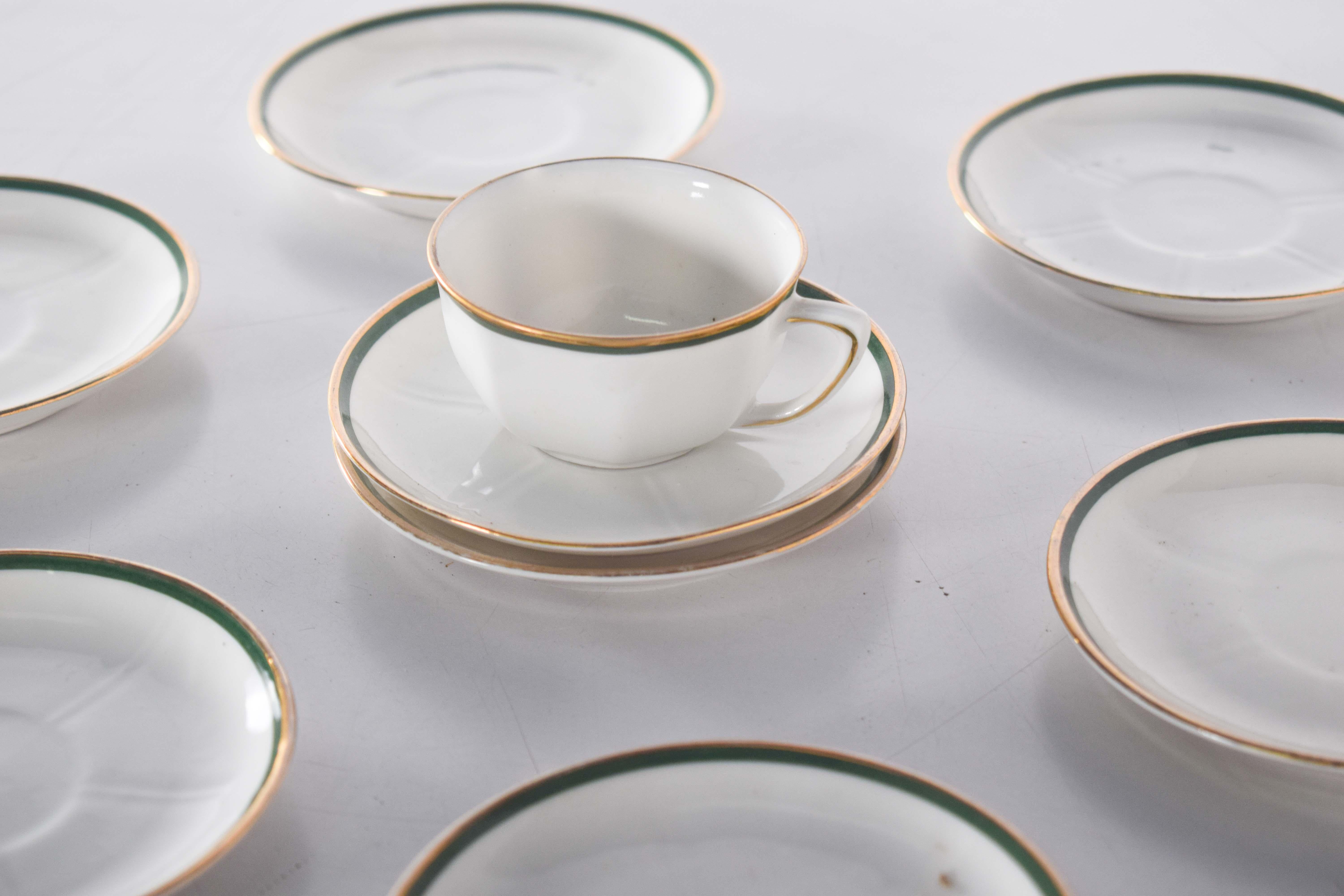 Mid-Century moderno Otto piattini e una tazza di porcellana di Vista Alegre, Portogallo in vendita