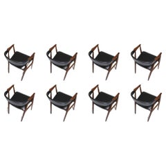 Huit fauteuils scandinaves de salle à manger en vinyle d'origine