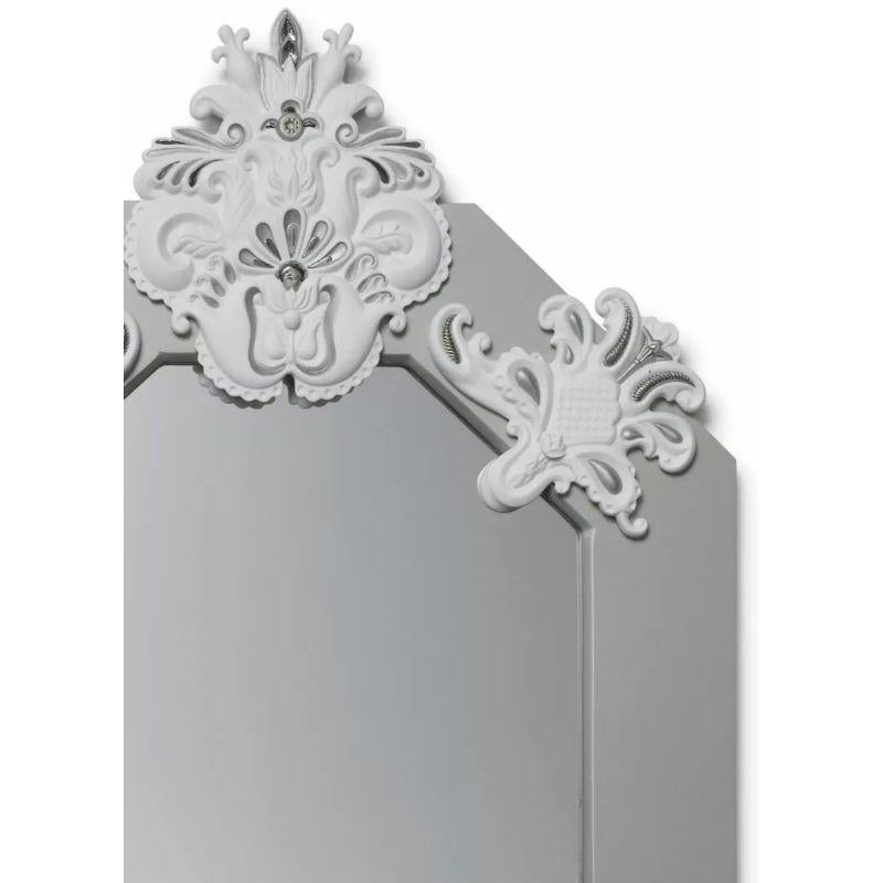 Limited series octagonal mirror with silver lacquered wood frame and white porcelain pieces with silver sheen.

Mirrors that reinvent every space in the home. Porcelains in original finishes and colors that fit in the most diverse decorative