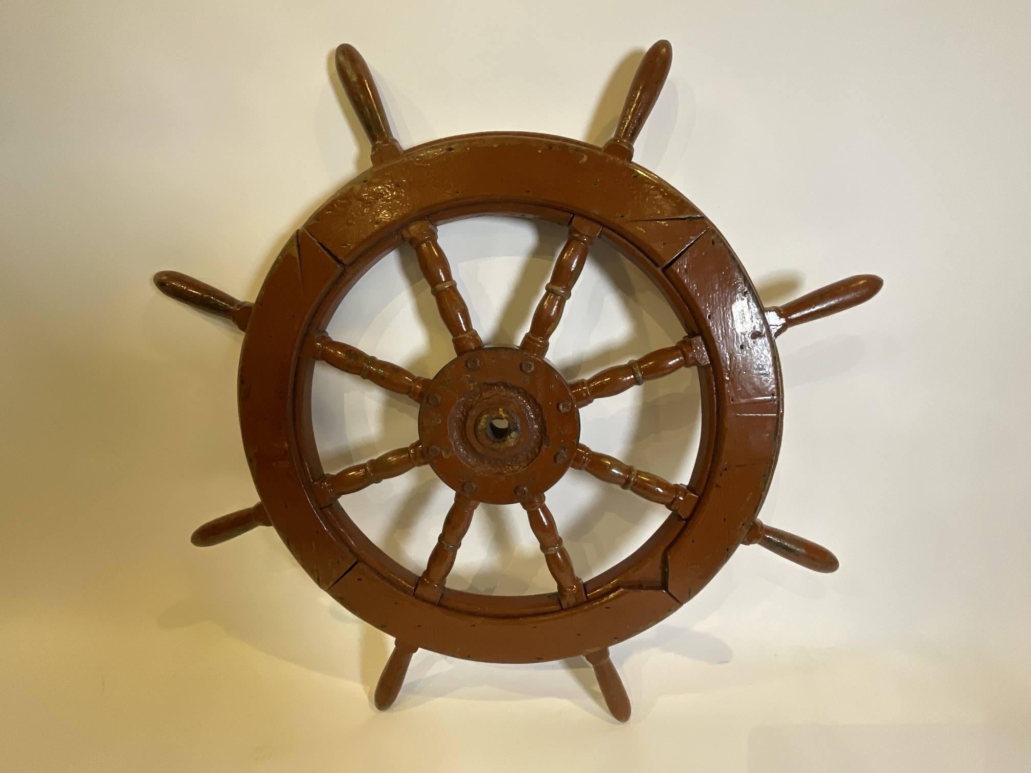 Roue de bateau en bois à huit rayons et moyeu en fer. Finition peinte. Robuste et lourd. 40